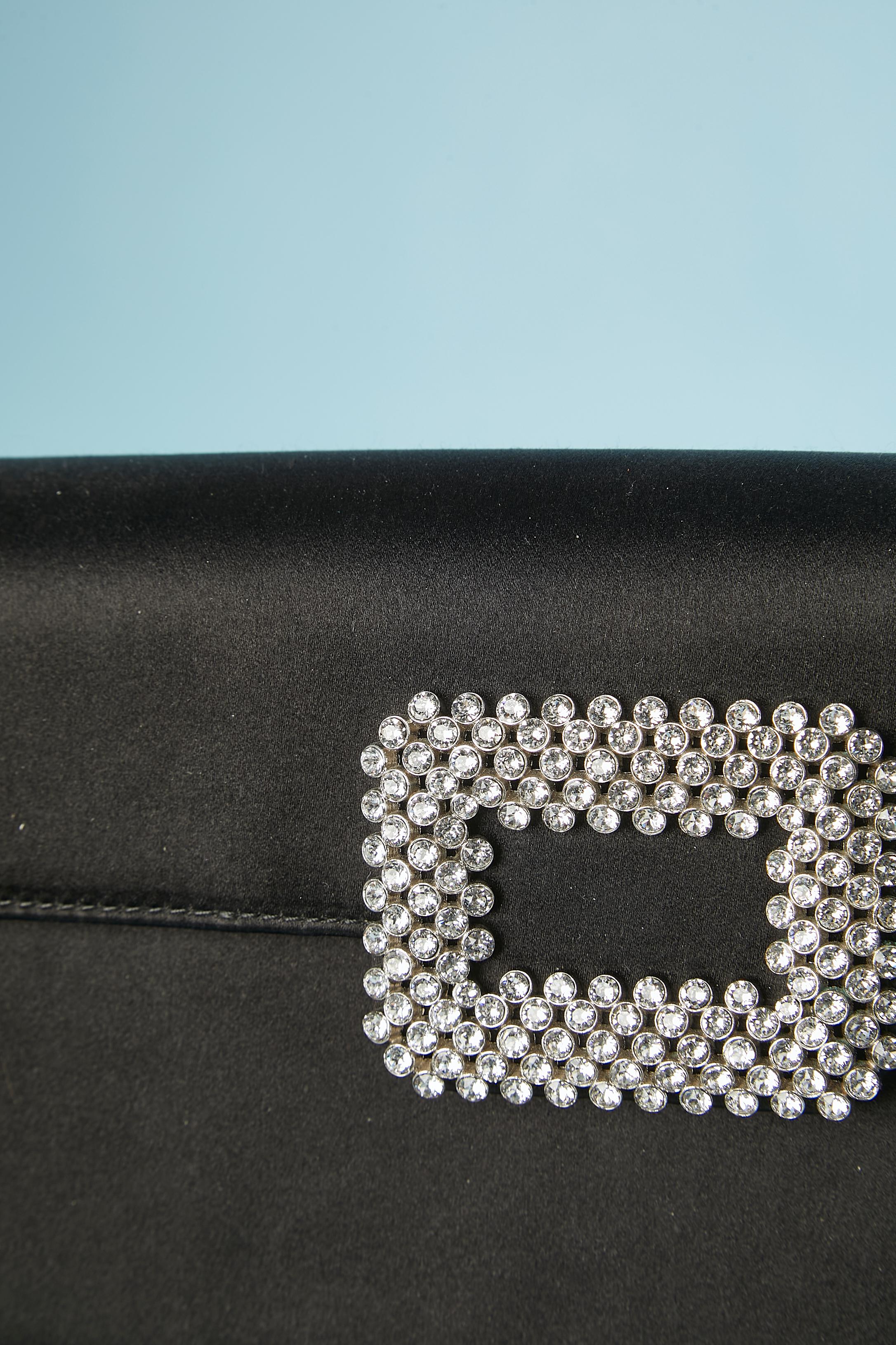 Black satin and rhinestone evening clutch. Snap to close it in the middle front. 2 compartment inside. Pale pink satin lining. One flat pocket inside. Silver metal chain
SIZE/ 23.5CM X 3CM X 14CM 