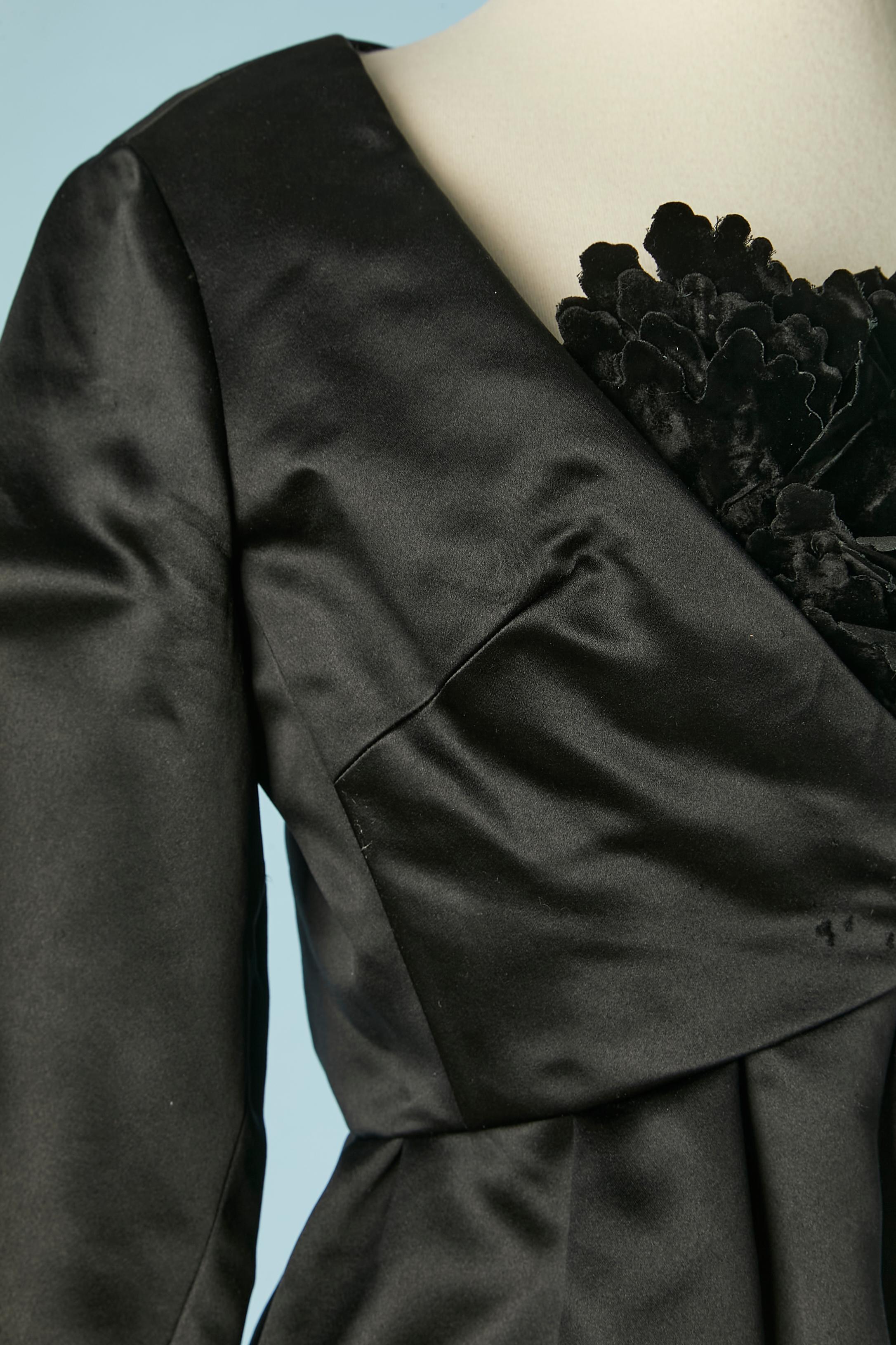 Schwarzes Boléro- und Bustierkleid aus Satin  mit Samtblumen Christian Dior  im Zustand „Gut“ im Angebot in Saint-Ouen-Sur-Seine, FR