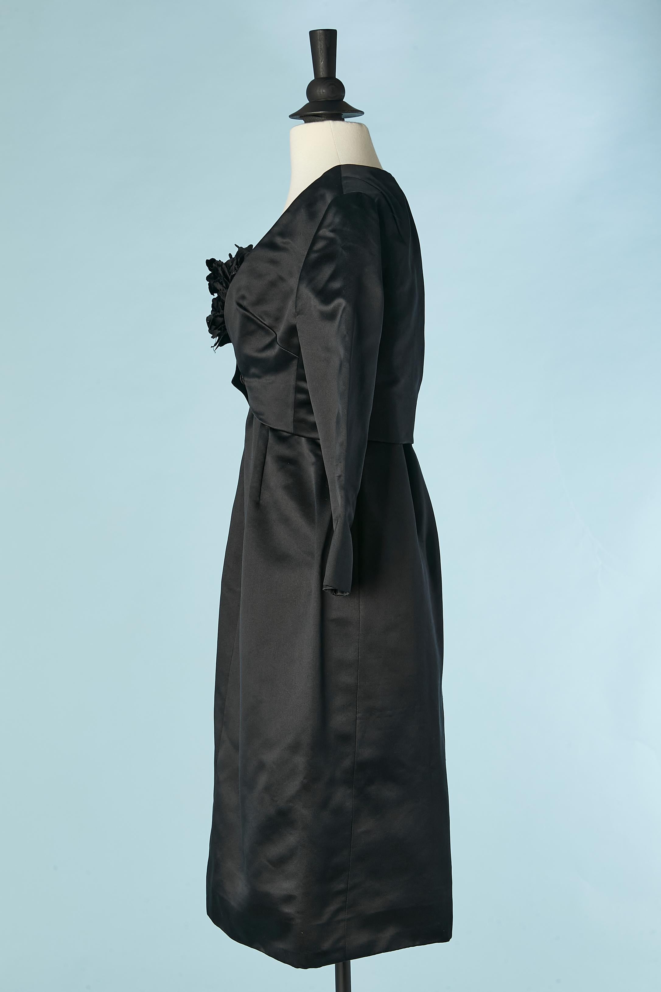 Schwarzes Boléro- und Bustierkleid aus Satin  mit Samtblumen Christian Dior  Damen im Angebot
