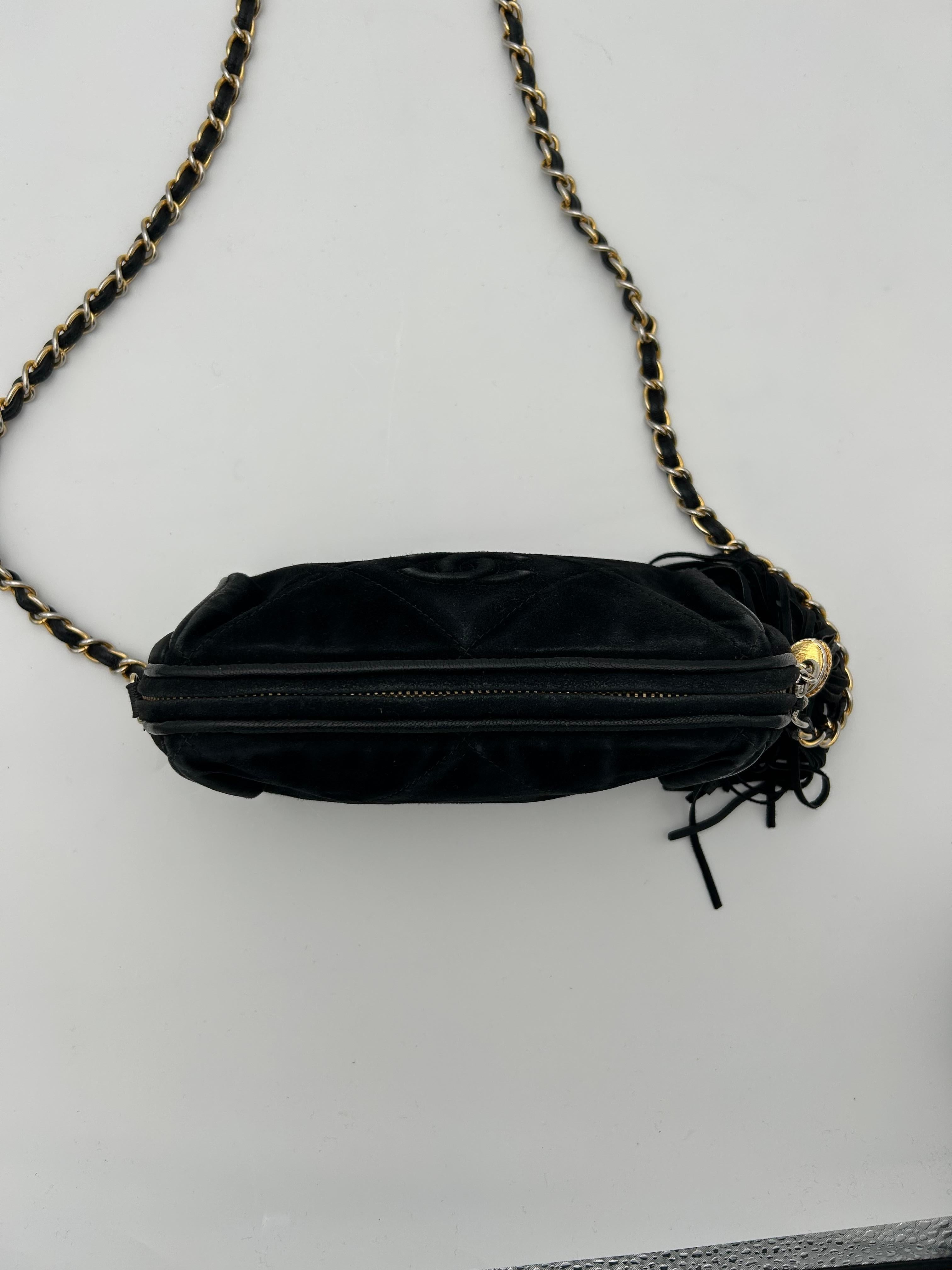 Chanel Bommeltasche aus schwarzem Nubuk für Damen oder Herren im Angebot