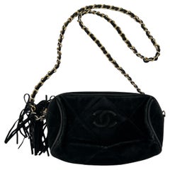 Sac à pompon Chanel en nubuck noir