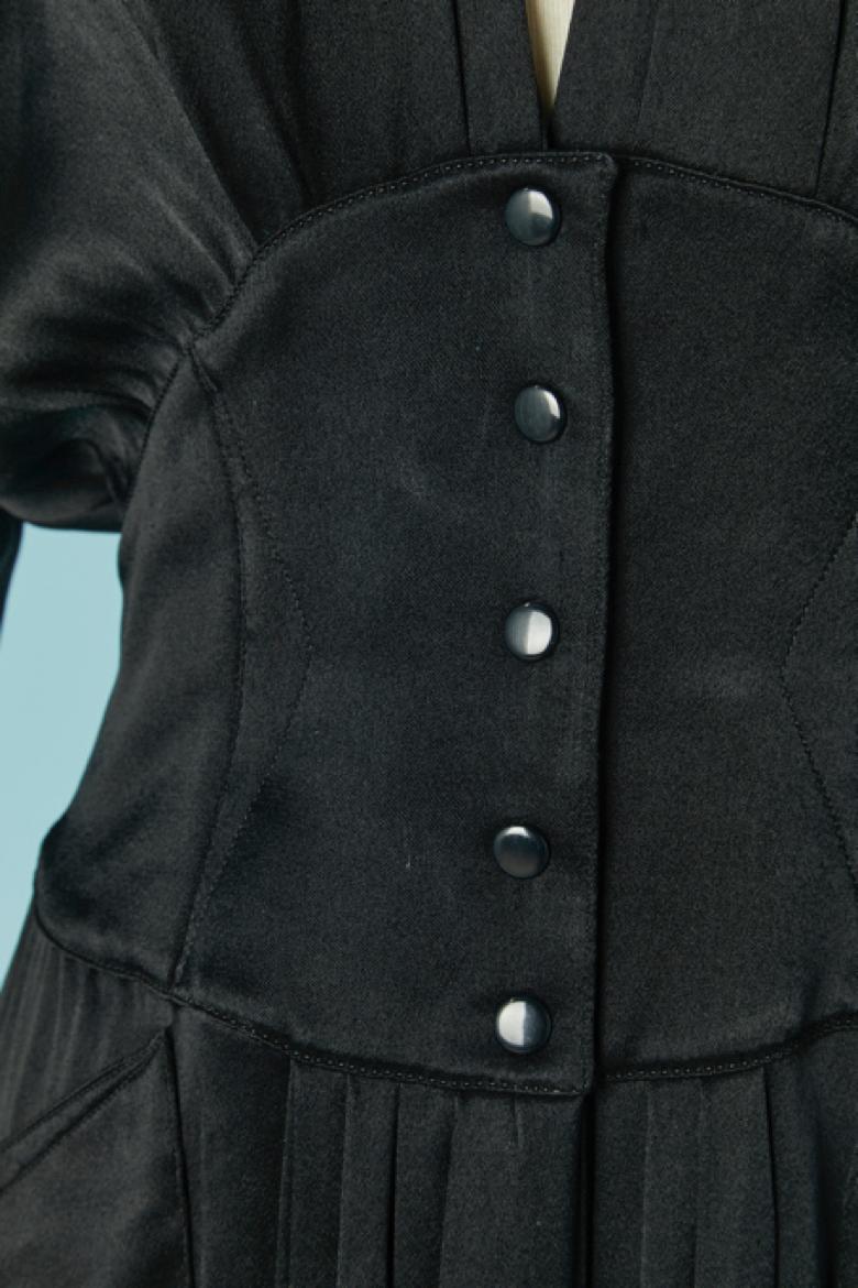 Vestido de cóctel de satén negro. Cierre a presión en la parte delantera central y en los puños. Reúnete en la parte delantera central. Hombrera. Bolsillo en ambos lados.
TALLA 38 (Fr) pero talla S 