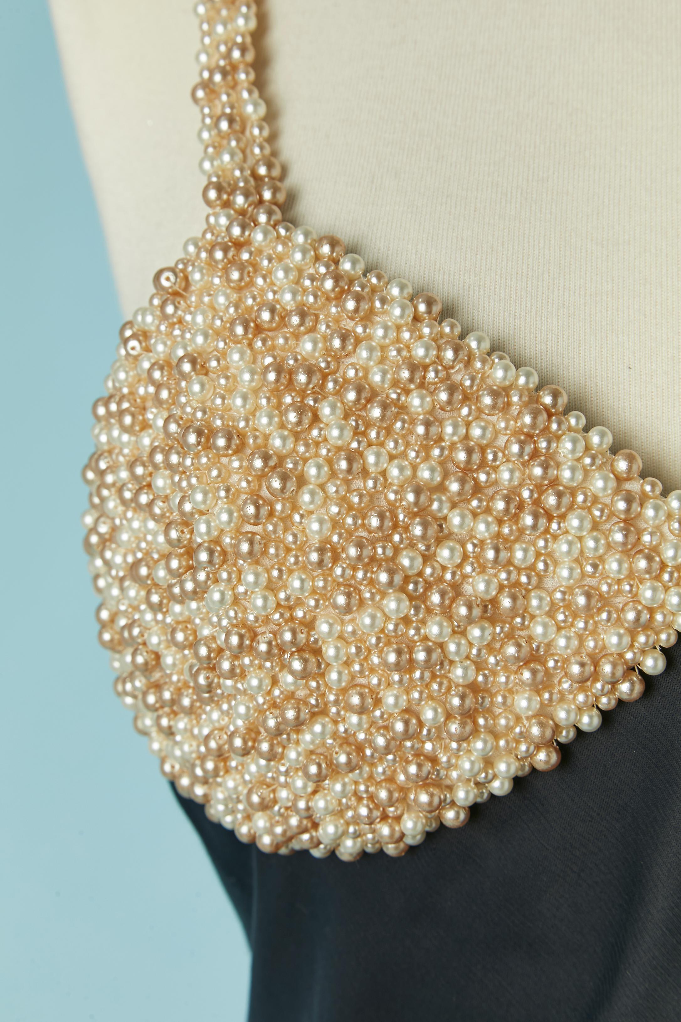 Robe de cocktail en satin noir avec perles sur le buste. Soutien-gorge rembourré. Fermeture éclair invisible au milieu du dos.
TAILLE M 