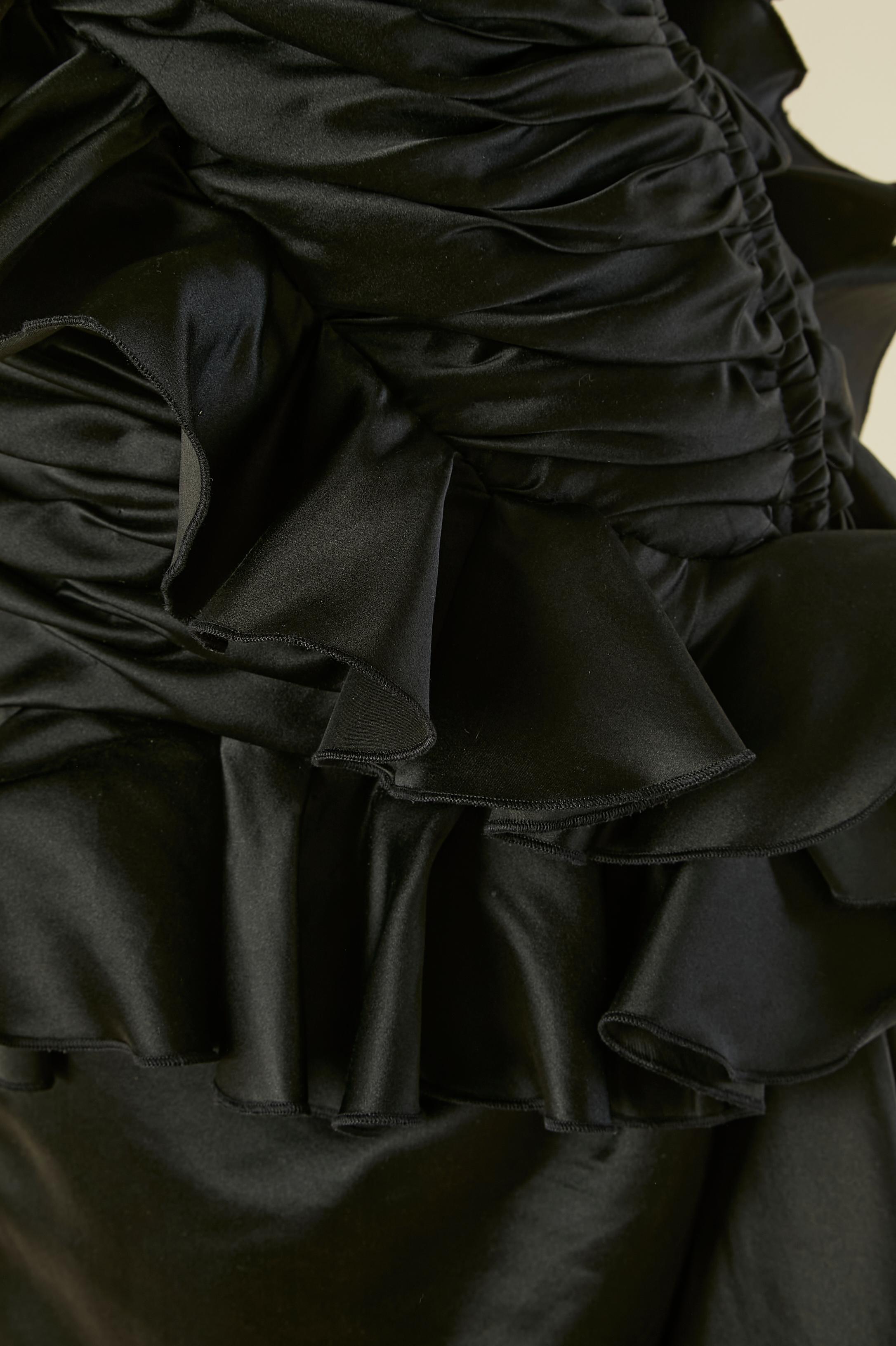 Noir Robe de soirée bustier drapée en satin noir avec volants VICTOR COSTA pour SAKS en vente