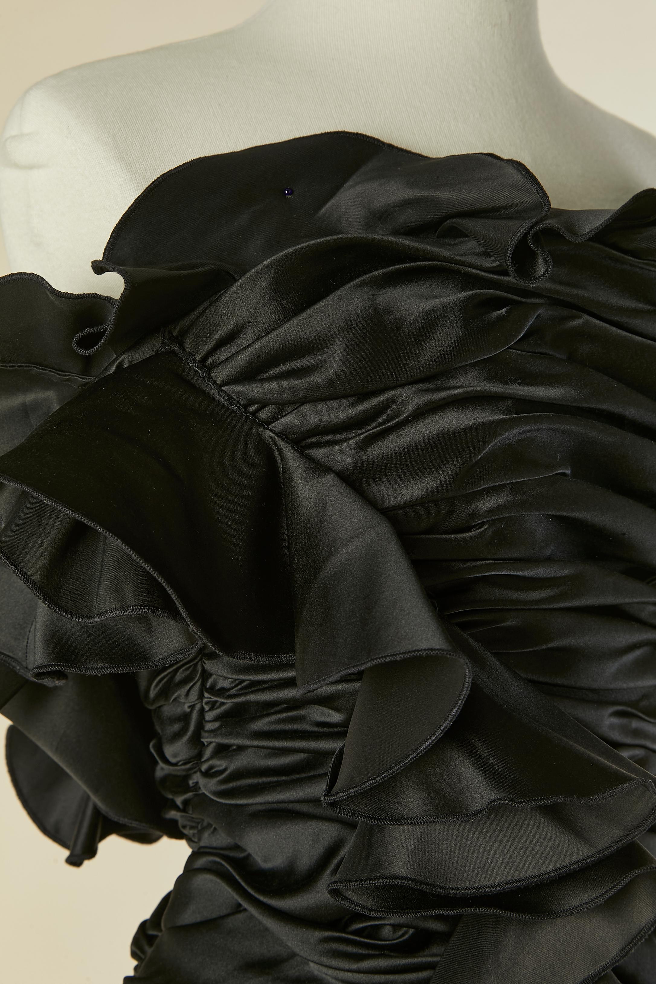 Robe de soirée bustier drapée en satin noir avec volants VICTOR COSTA pour SAKS Excellent état - En vente à Saint-Ouen-Sur-Seine, FR
