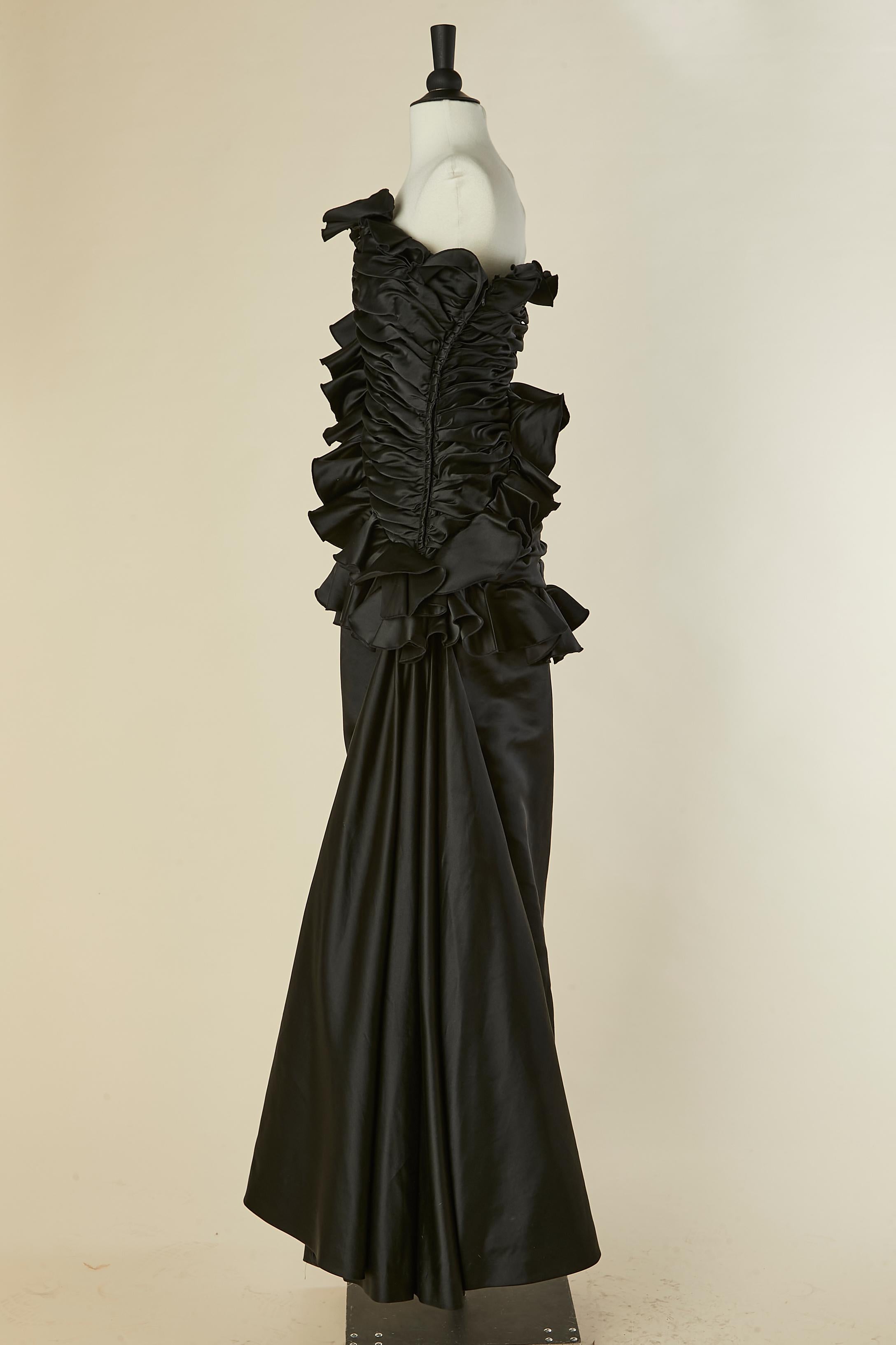 Robe de soirée bustier drapée en satin noir avec volants VICTOR COSTA pour SAKS Pour femmes en vente