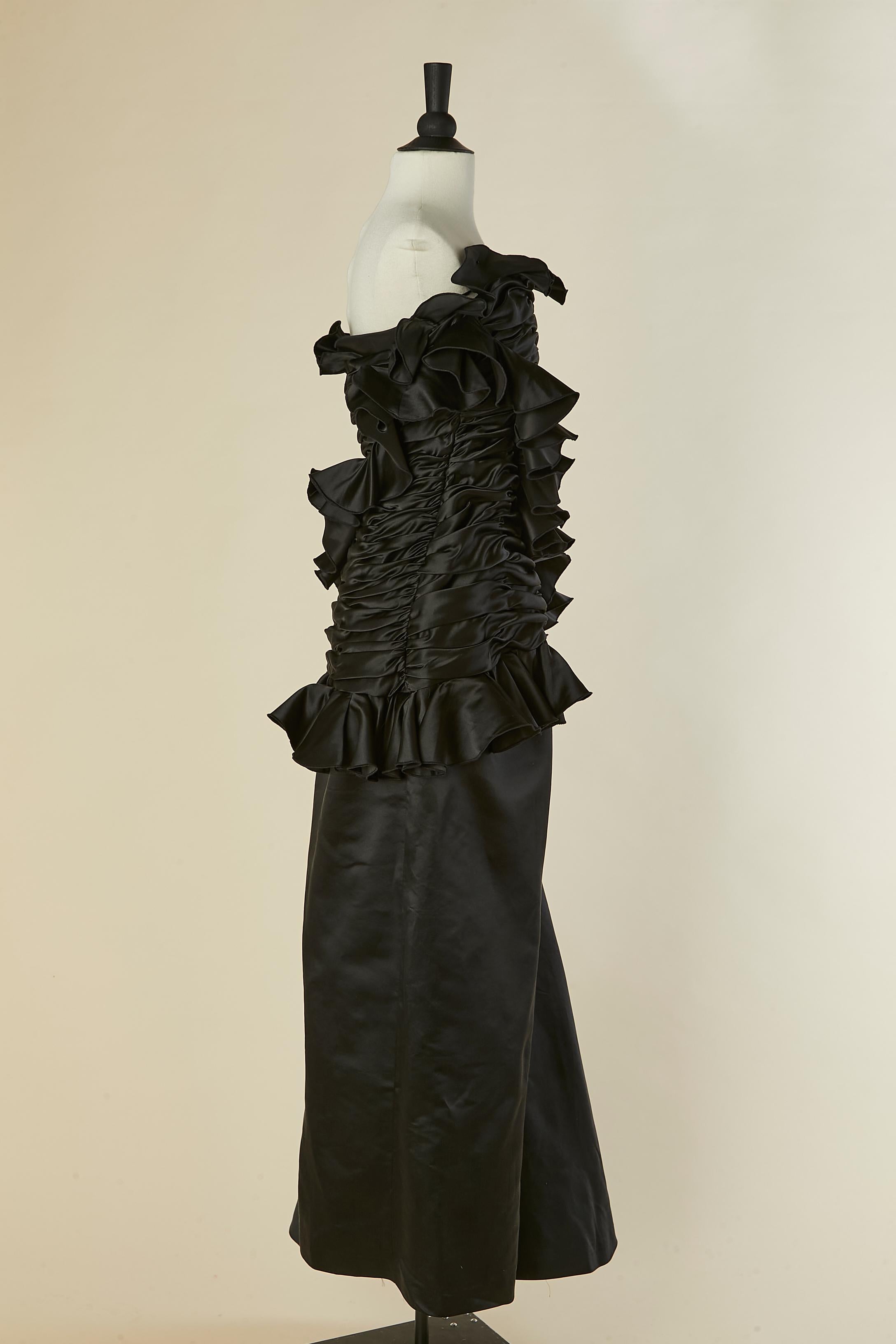 Robe de soirée bustier drapée en satin noir avec volants VICTOR COSTA pour SAKS en vente 1