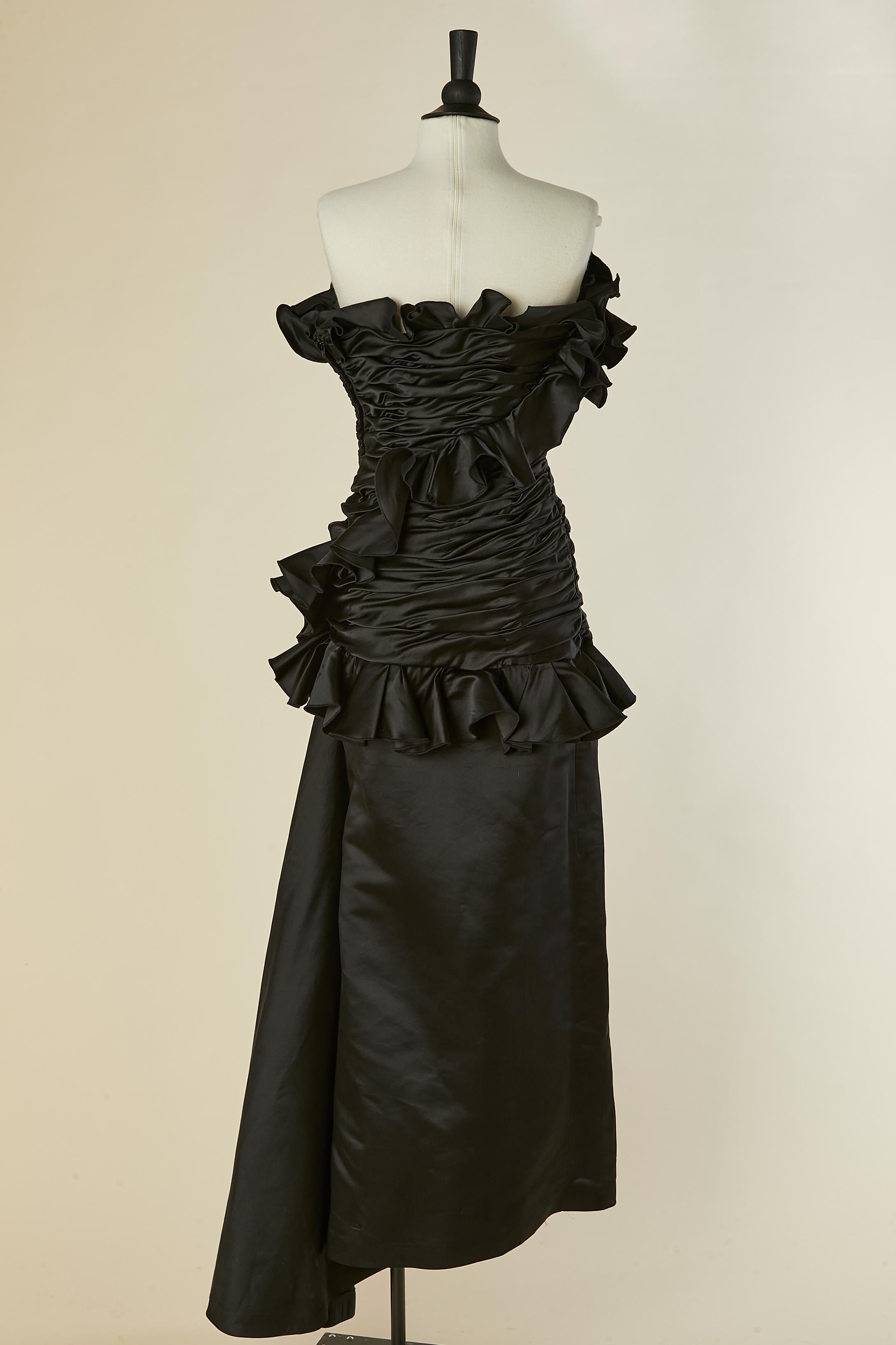 Robe de soirée bustier drapée en satin noir avec volants VICTOR COSTA pour SAKS en vente 2