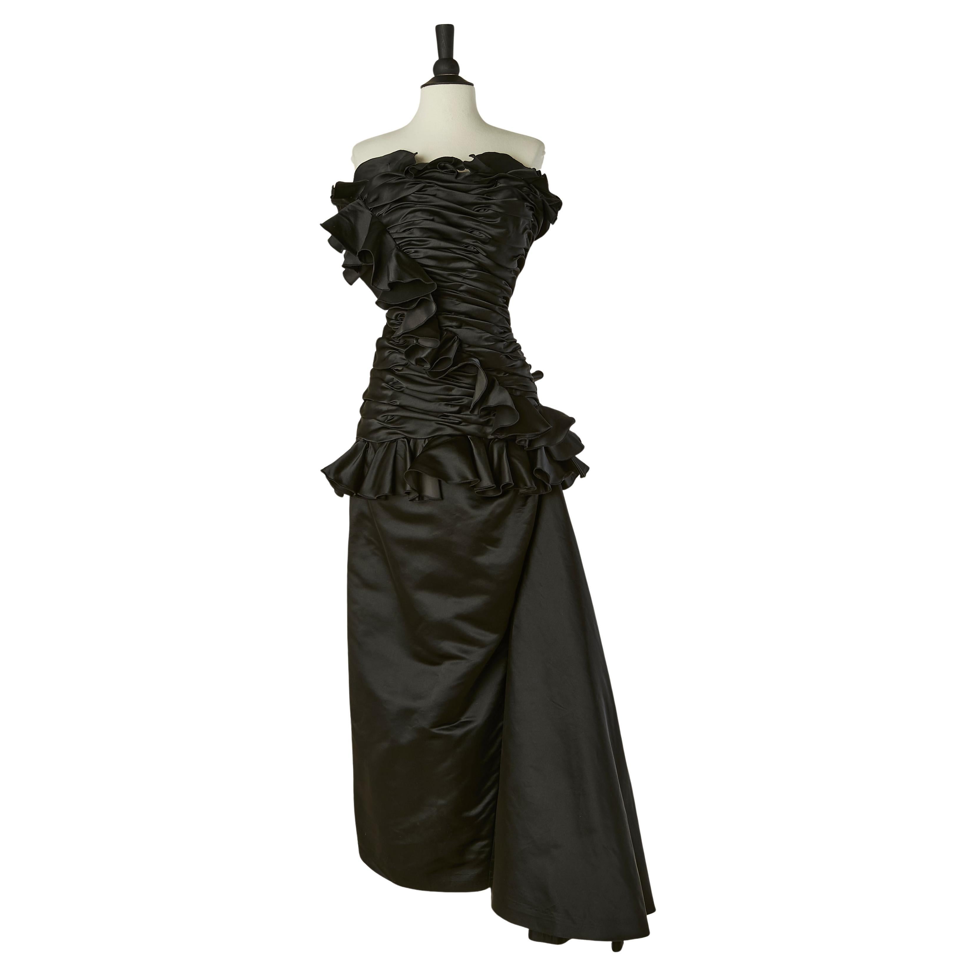 Robe de soirée bustier drapée en satin noir avec volants VICTOR COSTA pour SAKS en vente