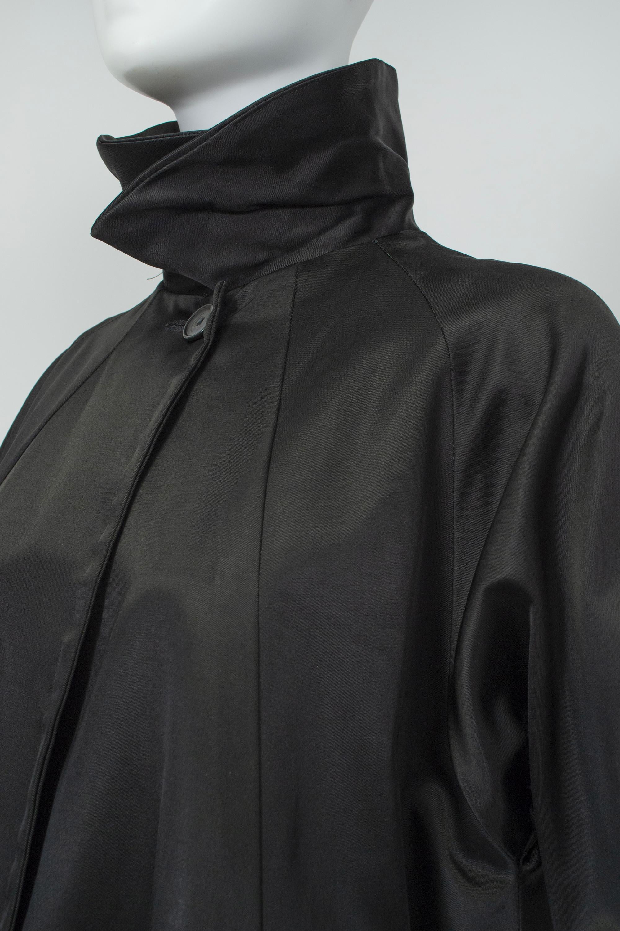 Cappotto a trapezio raglan con collo a imbuto in raso nero e oscillazione di 13 piedi - S, anni '60 in vendita 5