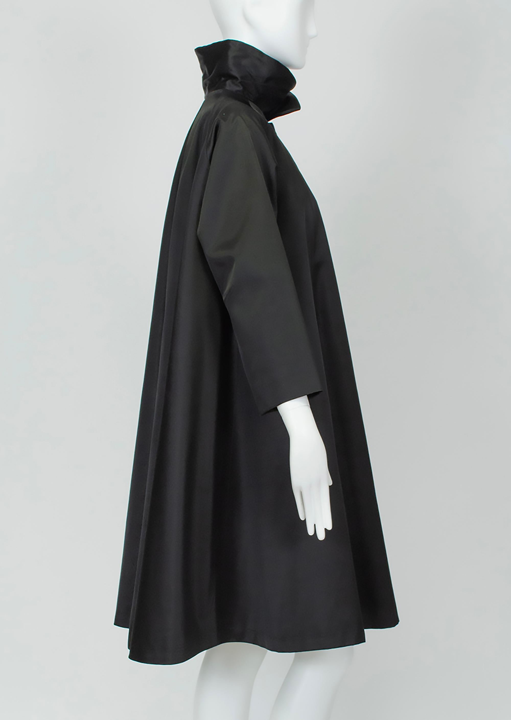 Nero Cappotto a trapezio raglan con collo a imbuto in raso nero e oscillazione di 13 piedi - S, anni '60 in vendita