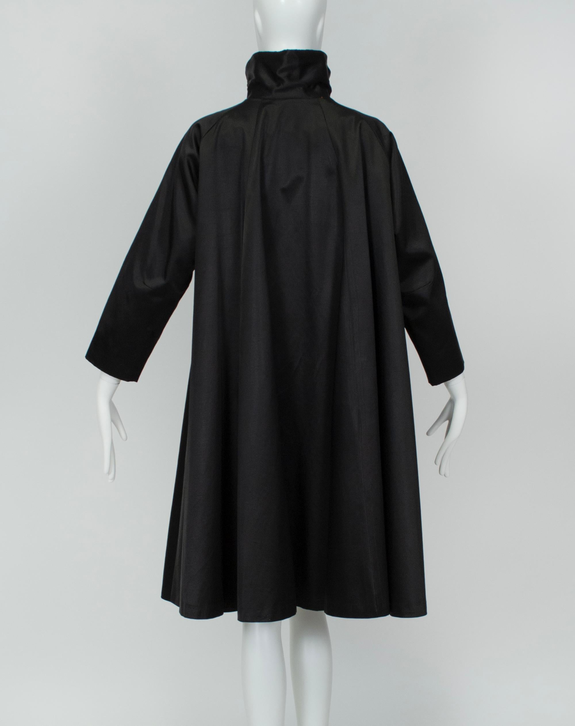 Cappotto a trapezio raglan con collo a imbuto in raso nero e oscillazione di 13 piedi - S, anni '60 In condizioni buone in vendita a Tucson, AZ