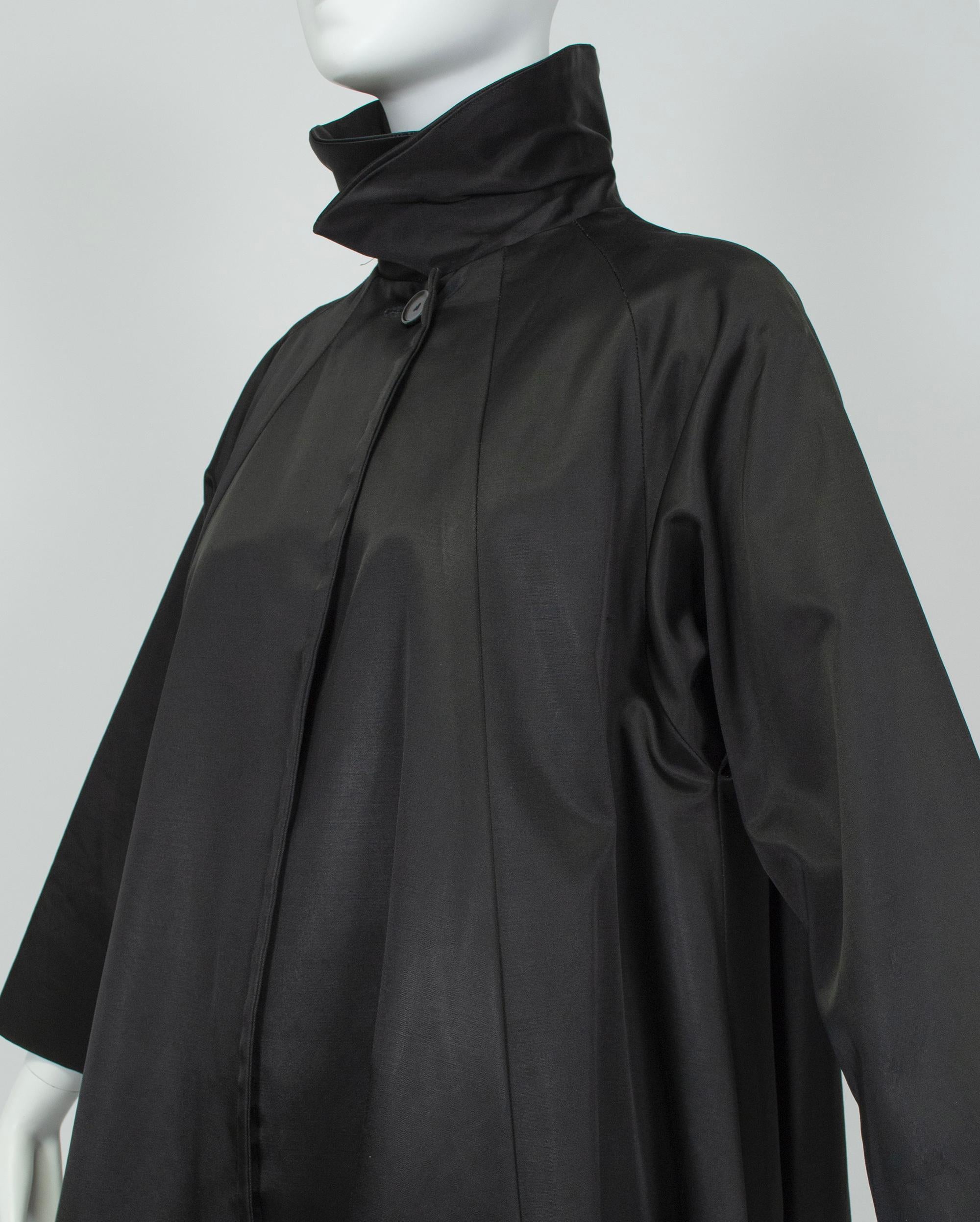 Donna Cappotto a trapezio raglan con collo a imbuto in raso nero e oscillazione di 13 piedi - S, anni '60 in vendita