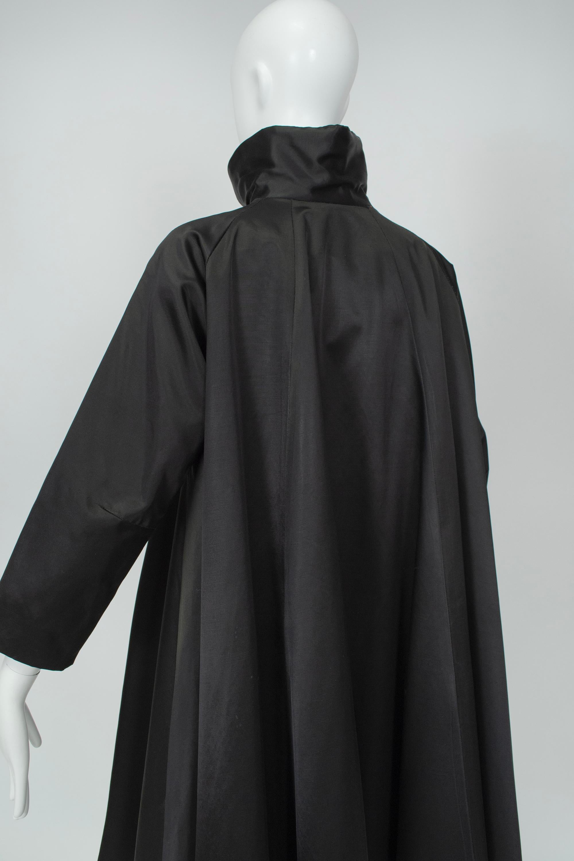Cappotto a trapezio raglan con collo a imbuto in raso nero e oscillazione di 13 piedi - S, anni '60 in vendita 1
