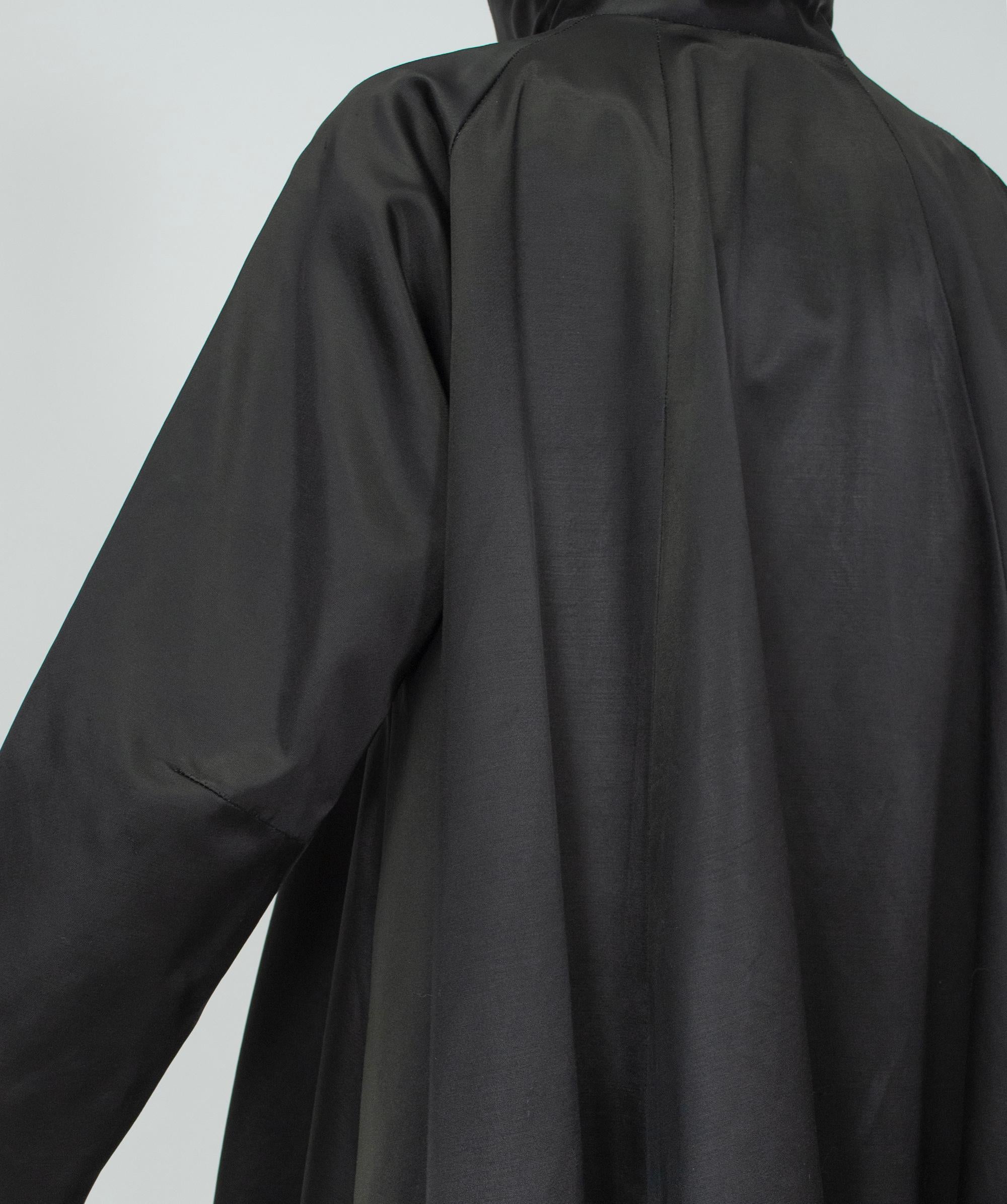 Cappotto a trapezio raglan con collo a imbuto in raso nero e oscillazione di 13 piedi - S, anni '60 in vendita 2