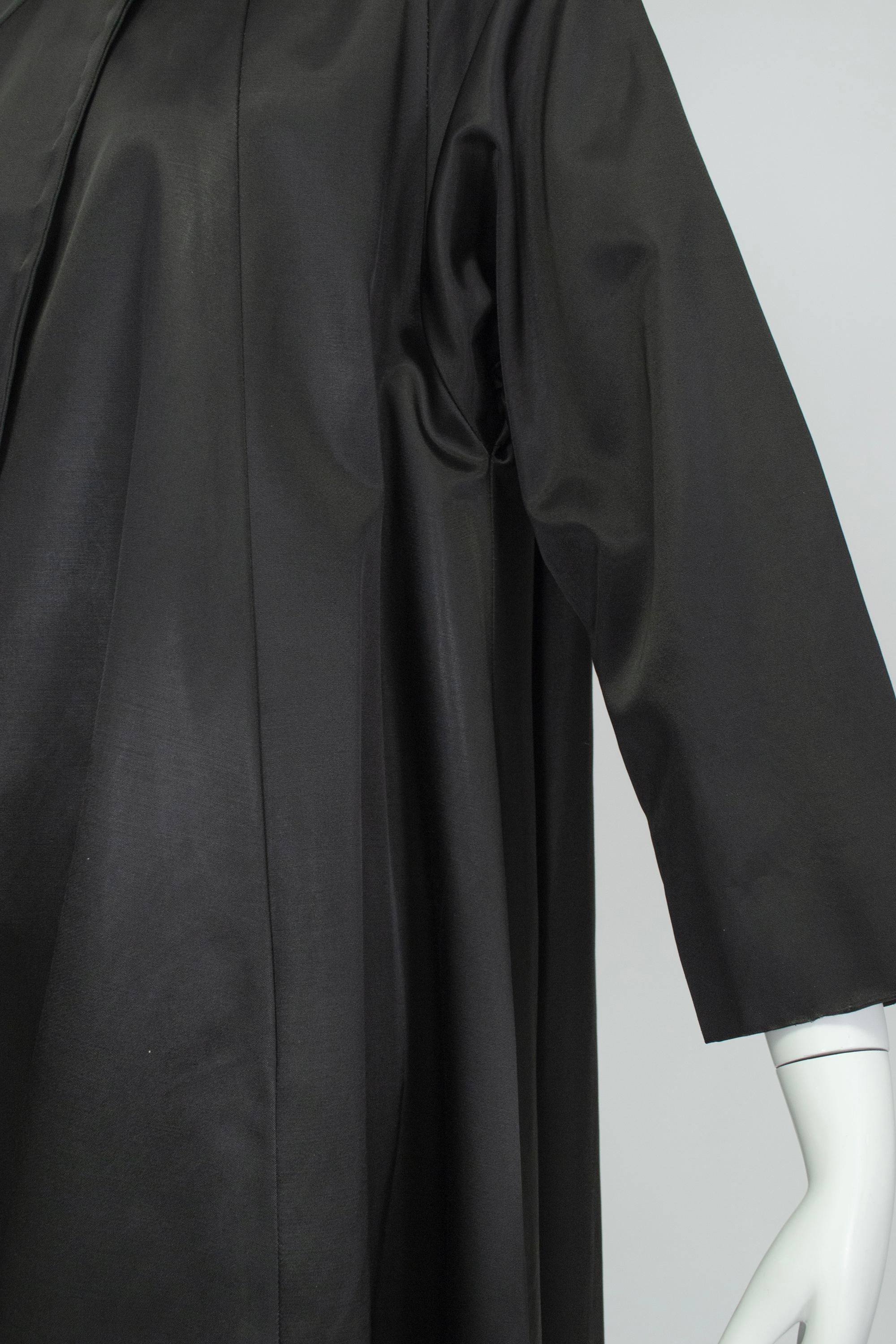 Cappotto a trapezio raglan con collo a imbuto in raso nero e oscillazione di 13 piedi - S, anni '60 in vendita 3