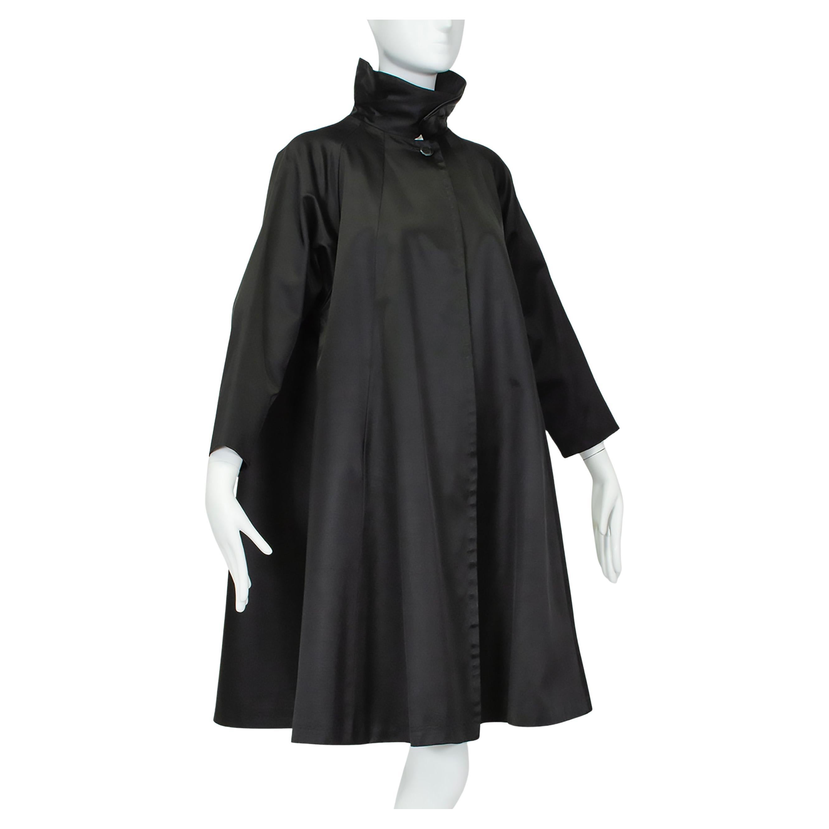 Cappotto a trapezio raglan con collo a imbuto in raso nero e oscillazione di 13 piedi - S, anni '60 in vendita