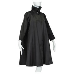 Cappotto a trapezio raglan con collo a imbuto in raso nero e oscillazione di 13 piedi - S, anni '60