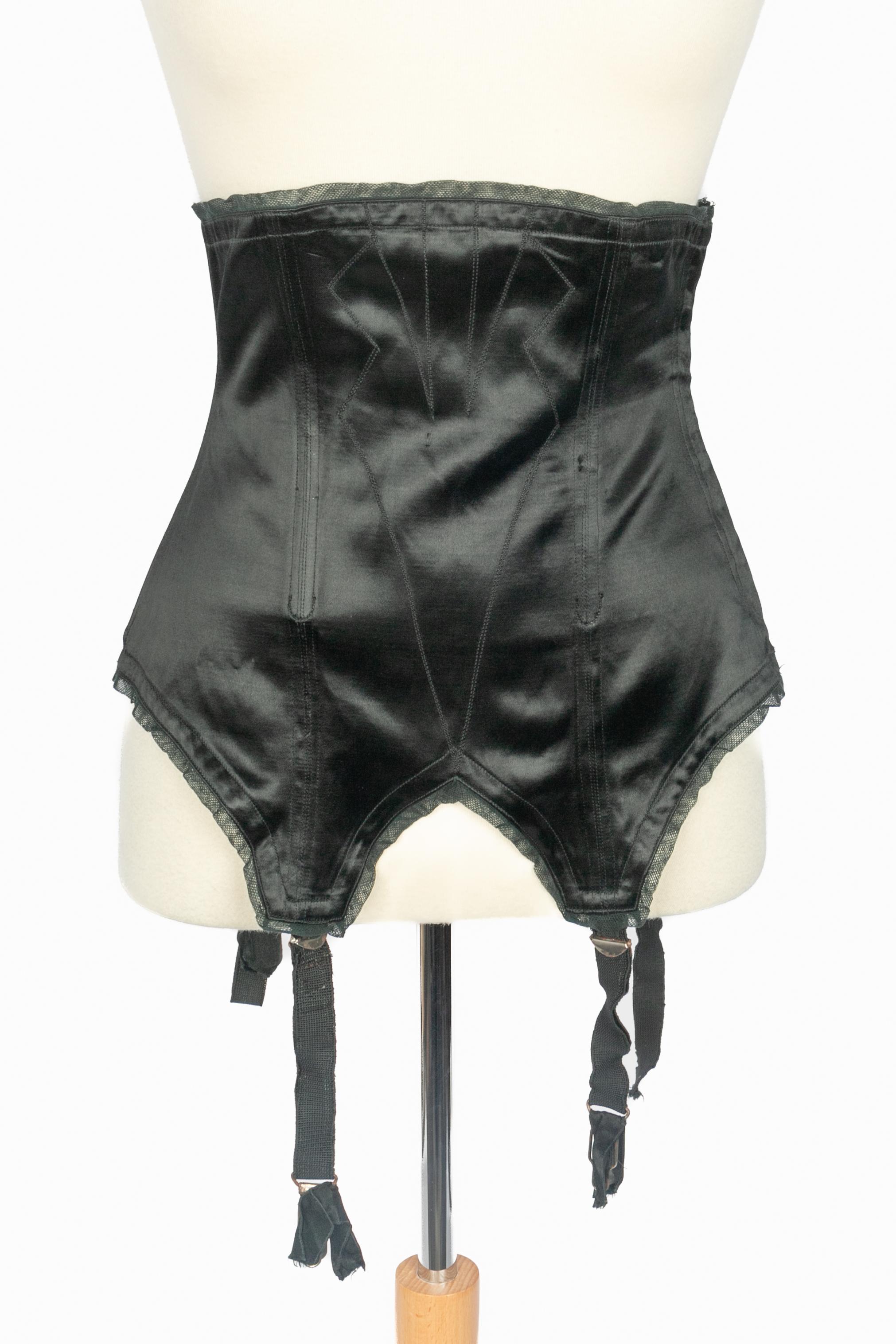 UNKNOWN - Porte-jarretelles en satin noir. Marque de prestige. L'étiquette de la taille est manquante, il s'agit d'un 36FR.

Condit :
Bon état

Dimensions :
Taille : 35 cm

SKU:FJ235