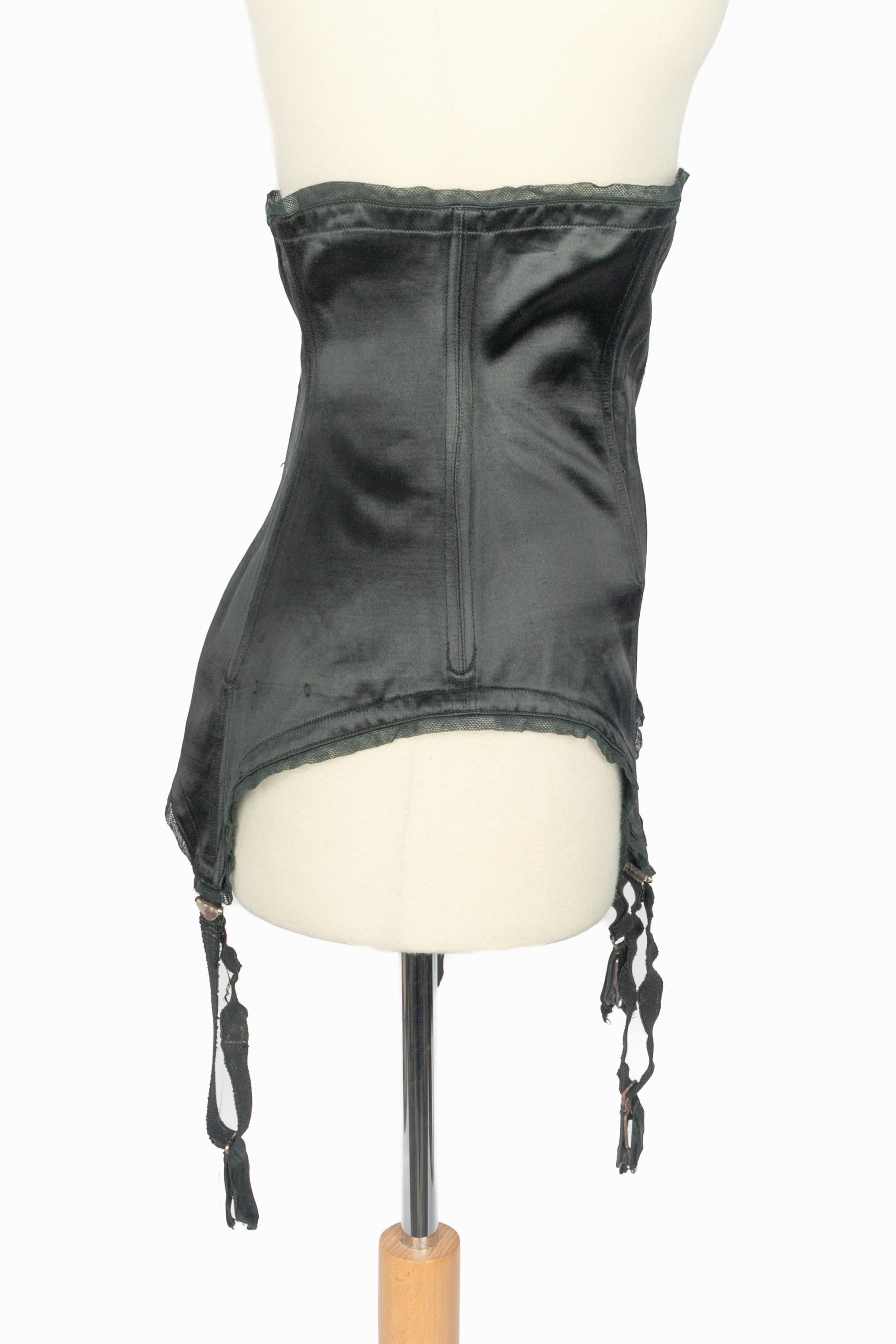 Noir Porte-jarretelles en satin noir en vente