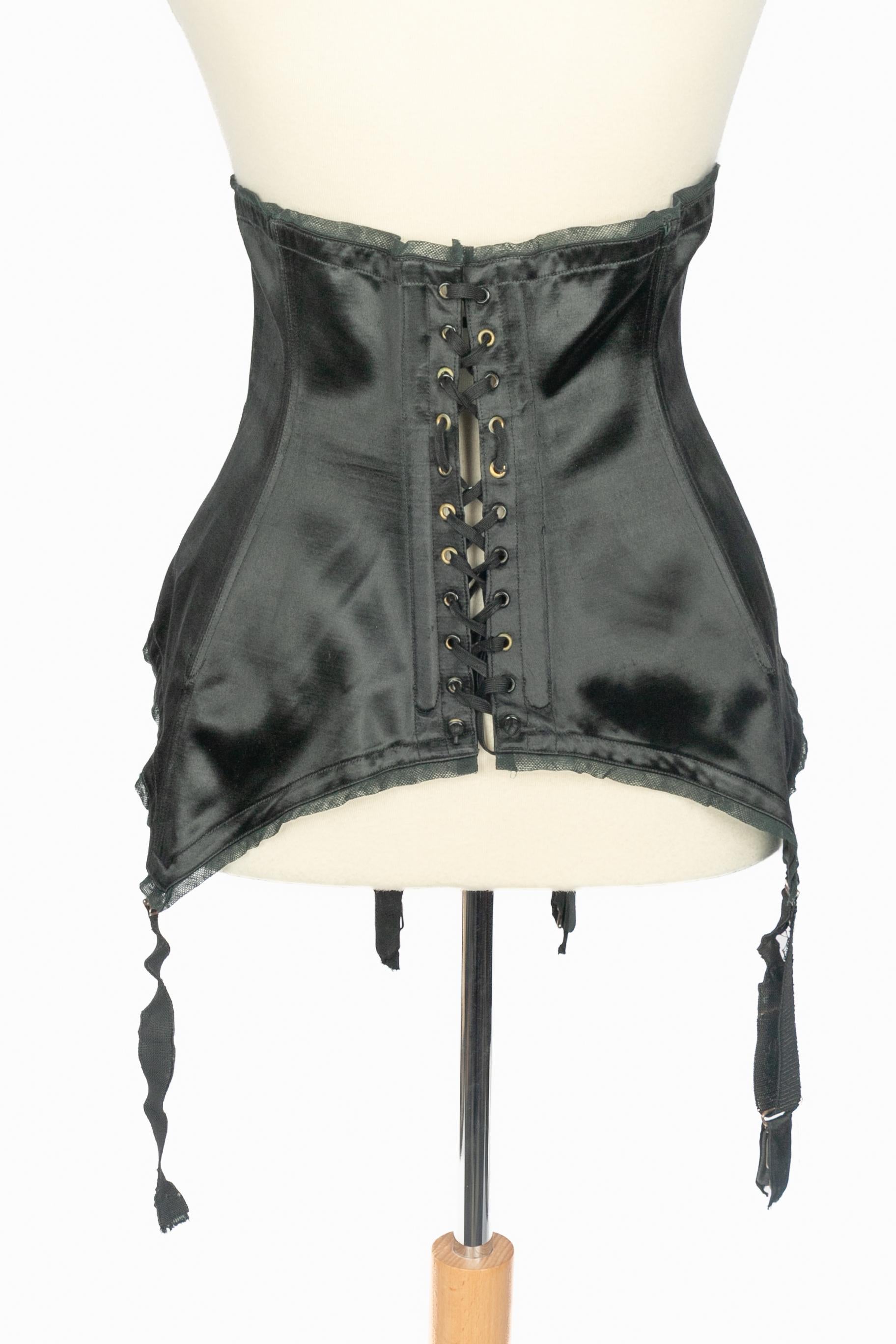 Porte-jarretelles en satin noir Excellent état - En vente à SAINT-OUEN-SUR-SEINE, FR