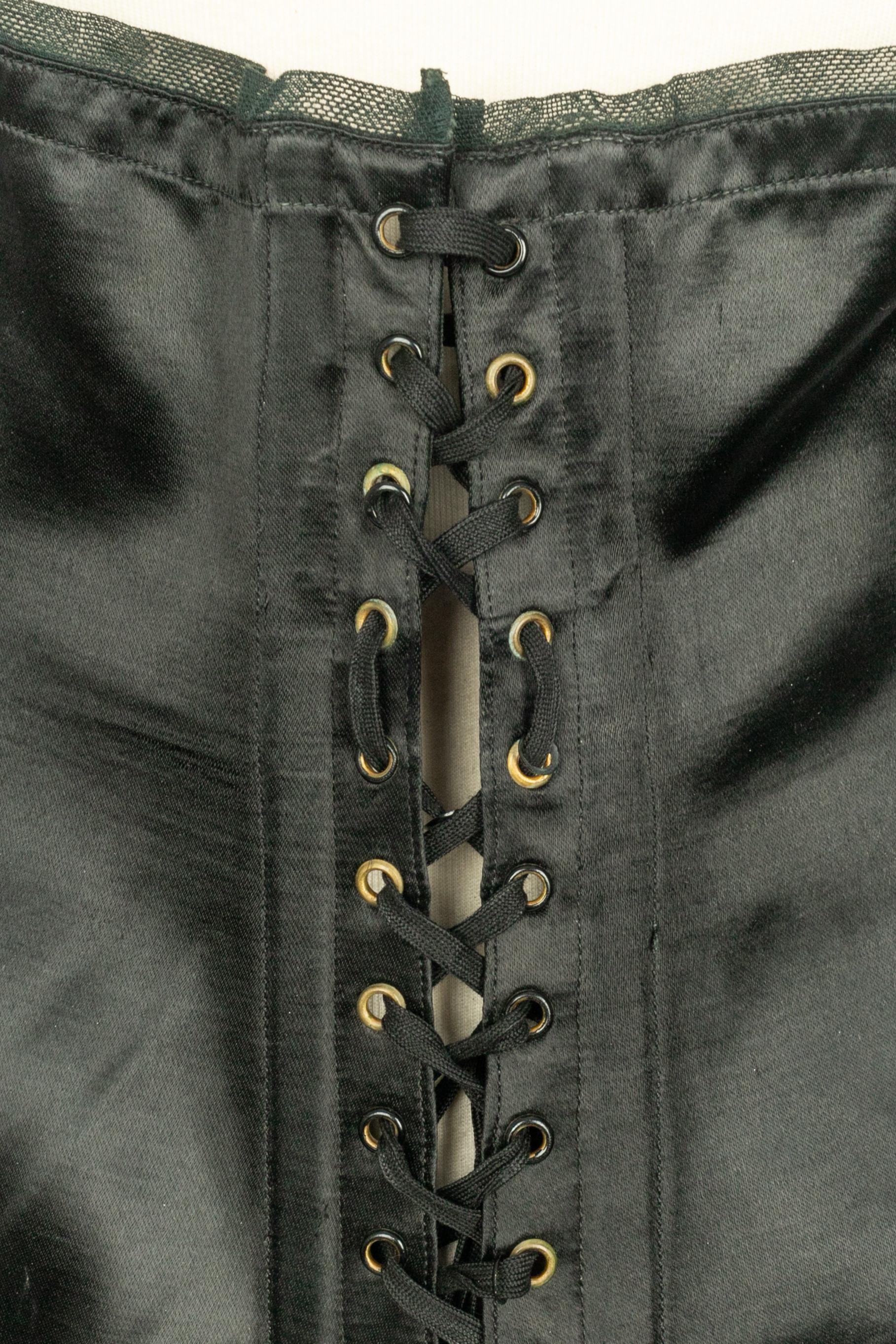 Porte-jarretelles en satin noir Pour femmes en vente