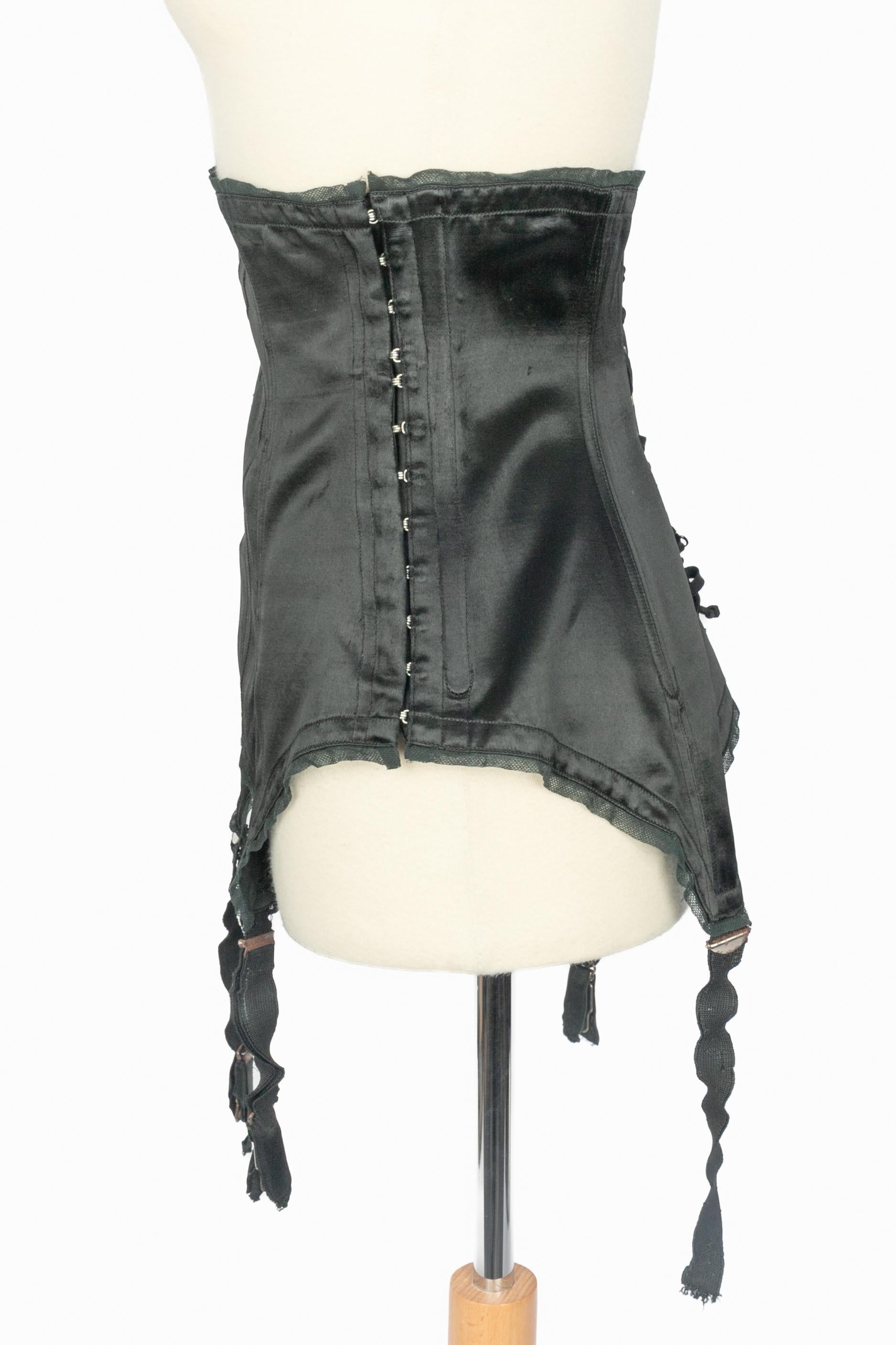 Porte-jarretelles en satin noir en vente 1