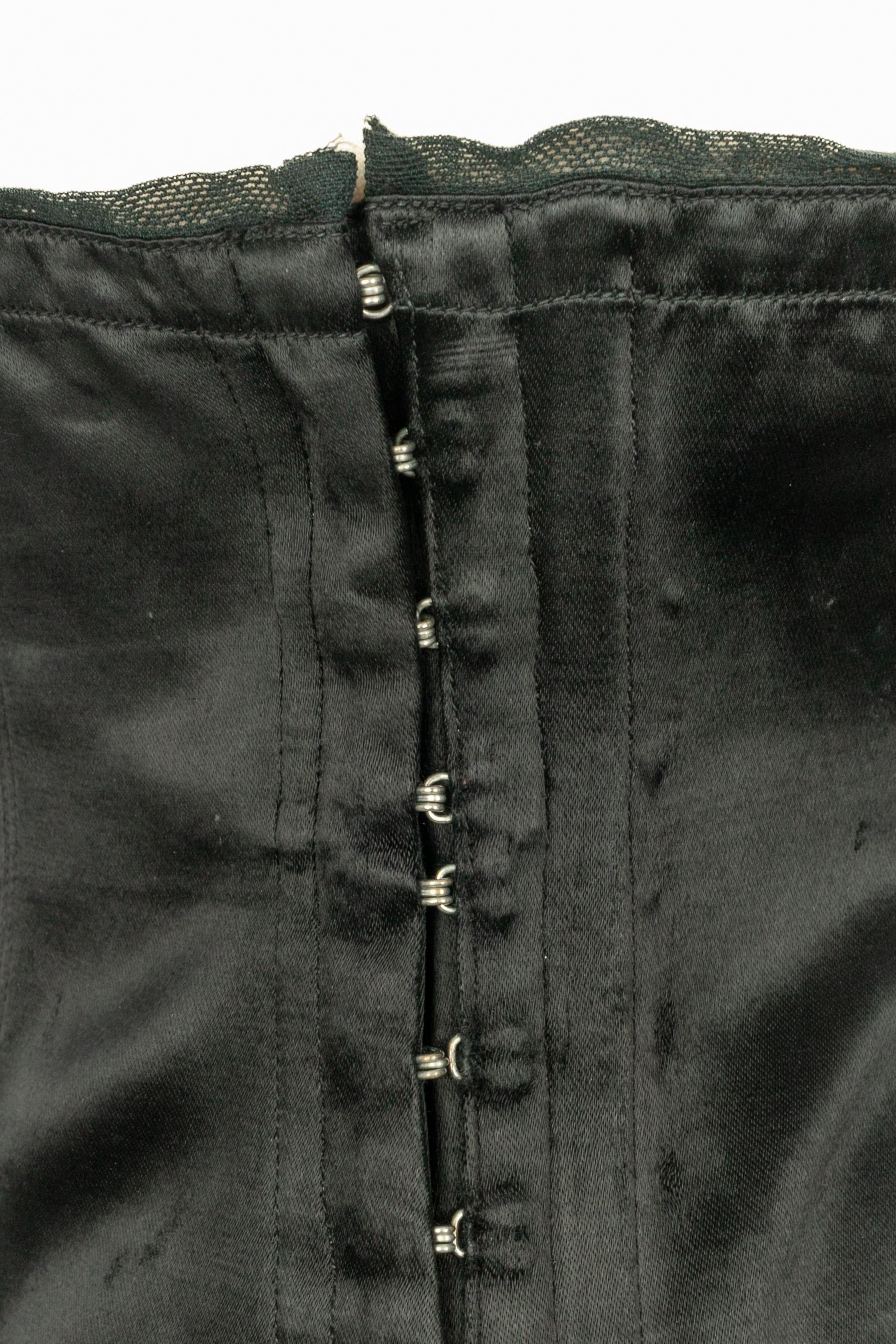 Porte-jarretelles en satin noir en vente 2