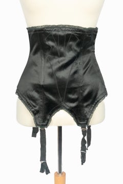 Porte-jarretelles en satin noir