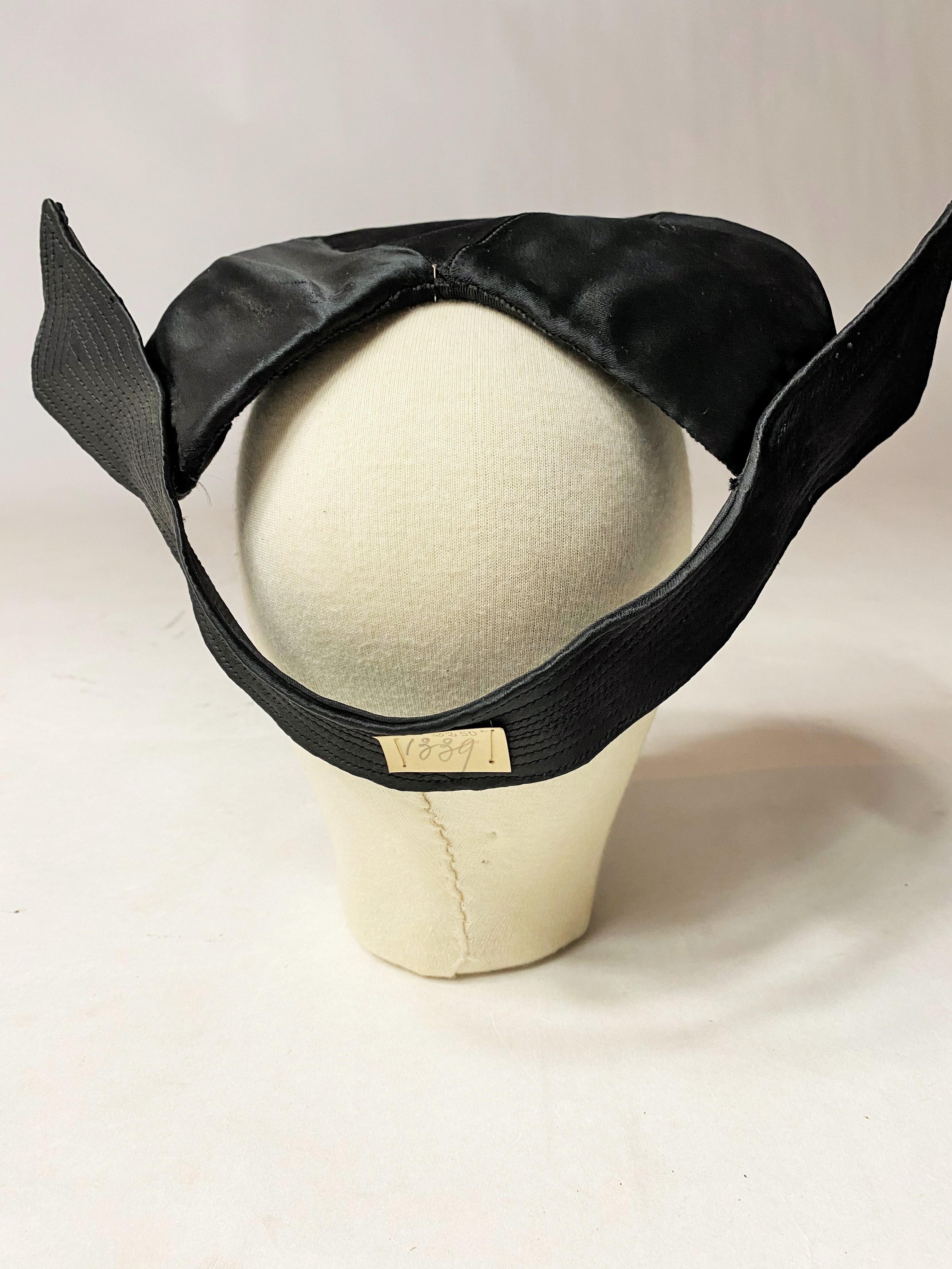 Black satin lady's beret with stitched wings Circa 1945 For Sale 4