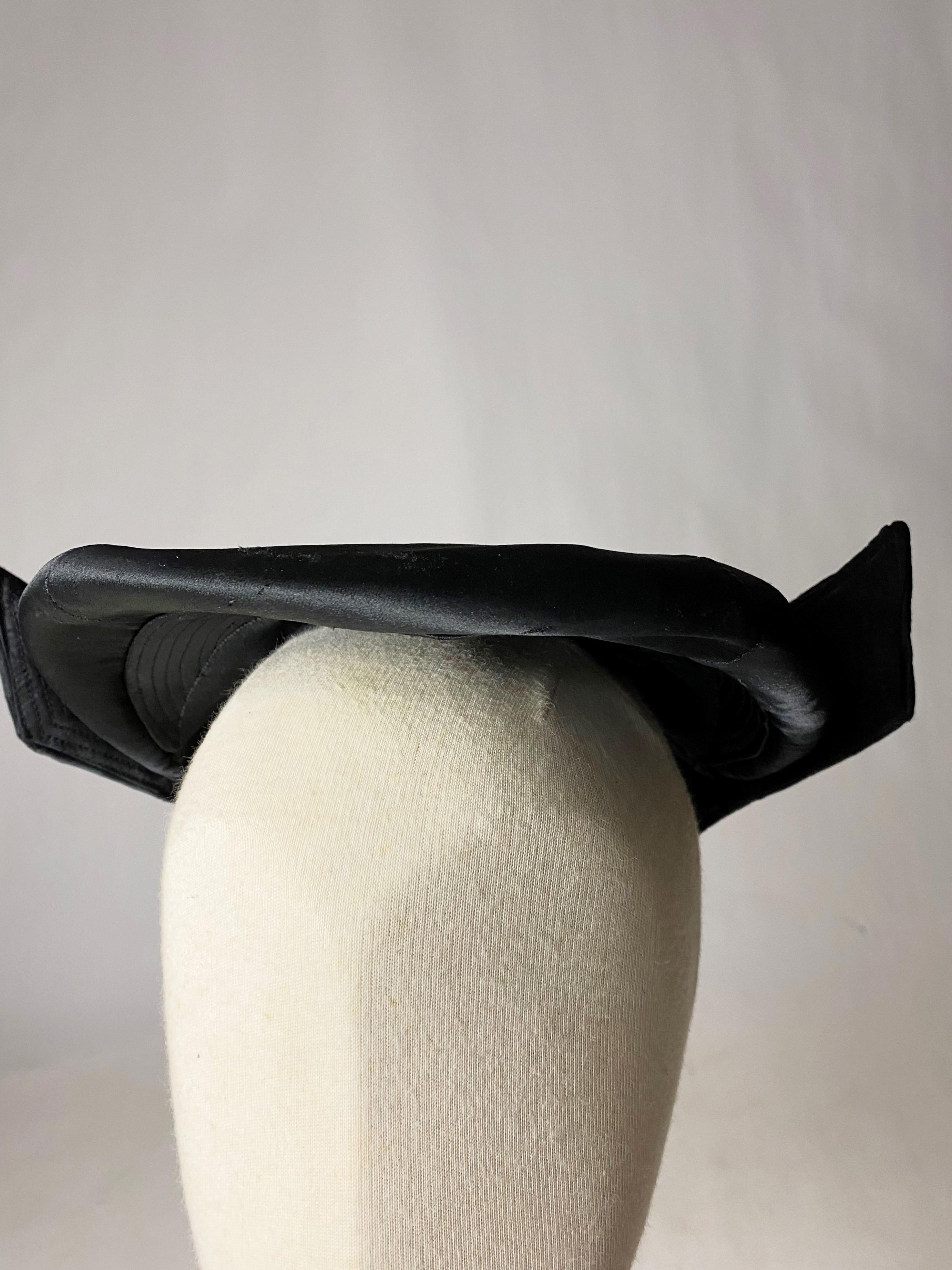 Black satin lady's beret with stitched wings Circa 1945 In Good Condition For Sale In Toulon, FR