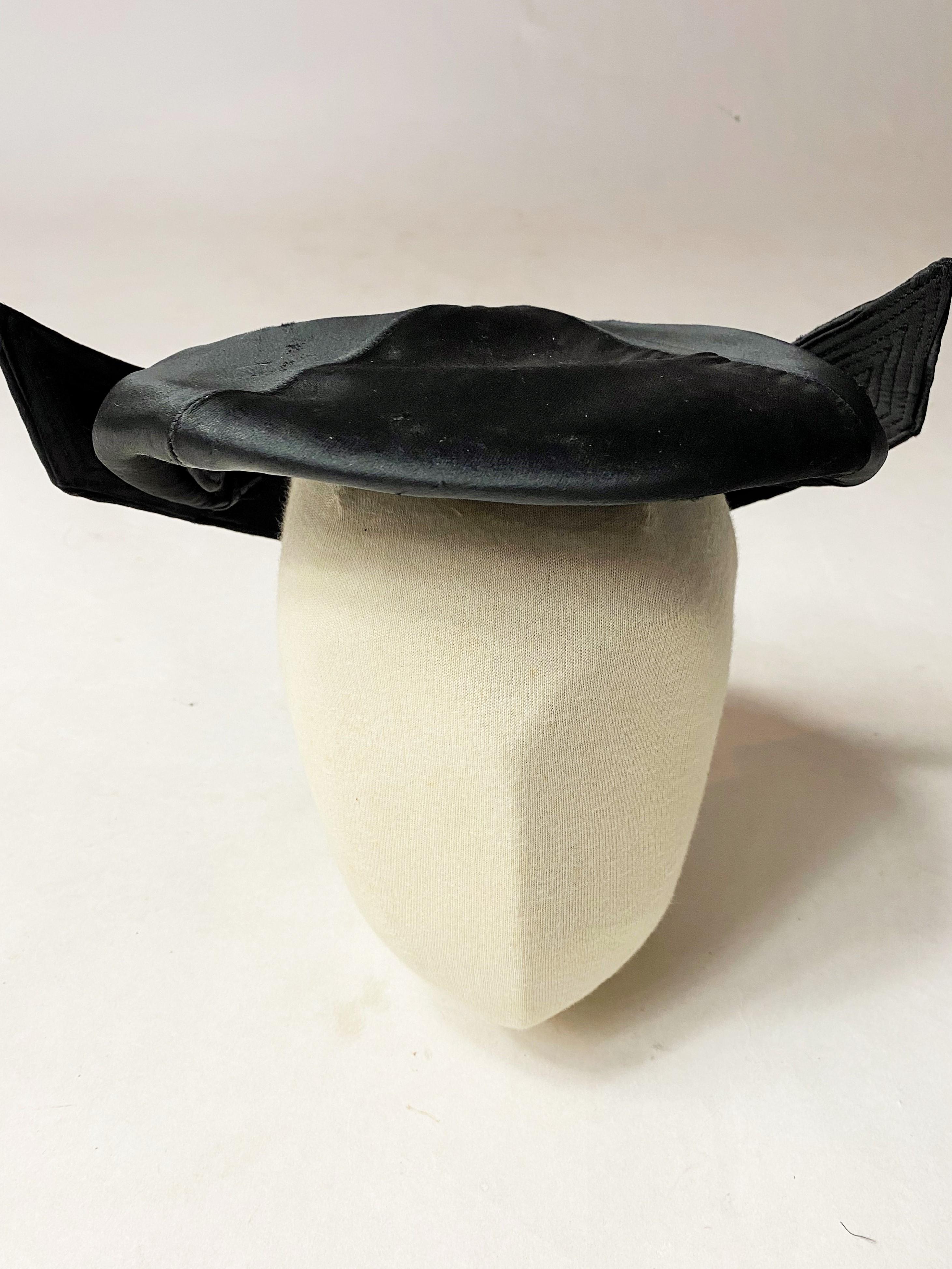 Black satin lady's beret with stitched wings- France Circa 1945 For Sale 2