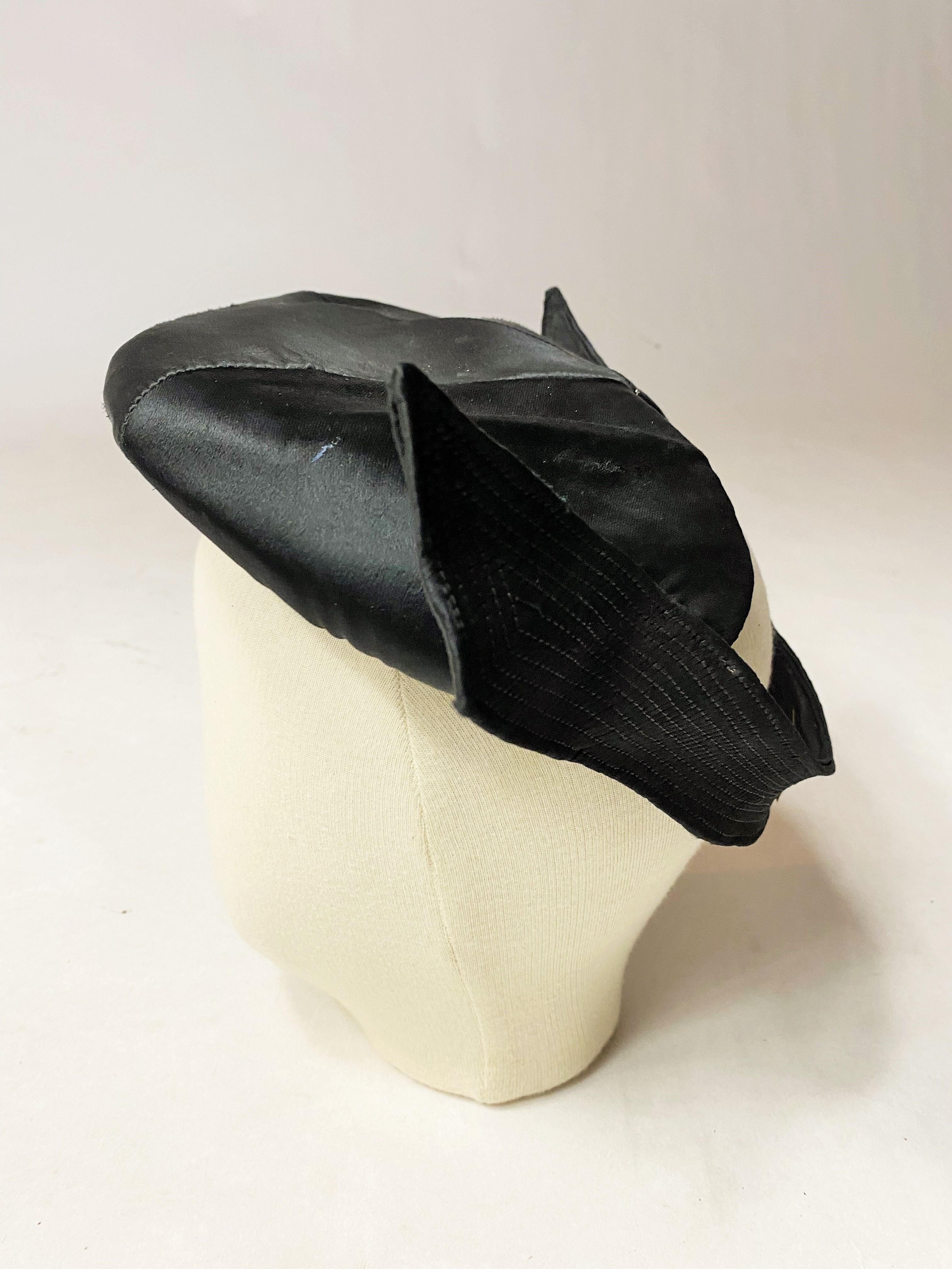 Black satin lady's beret with stitched wings Circa 1945 For Sale 3