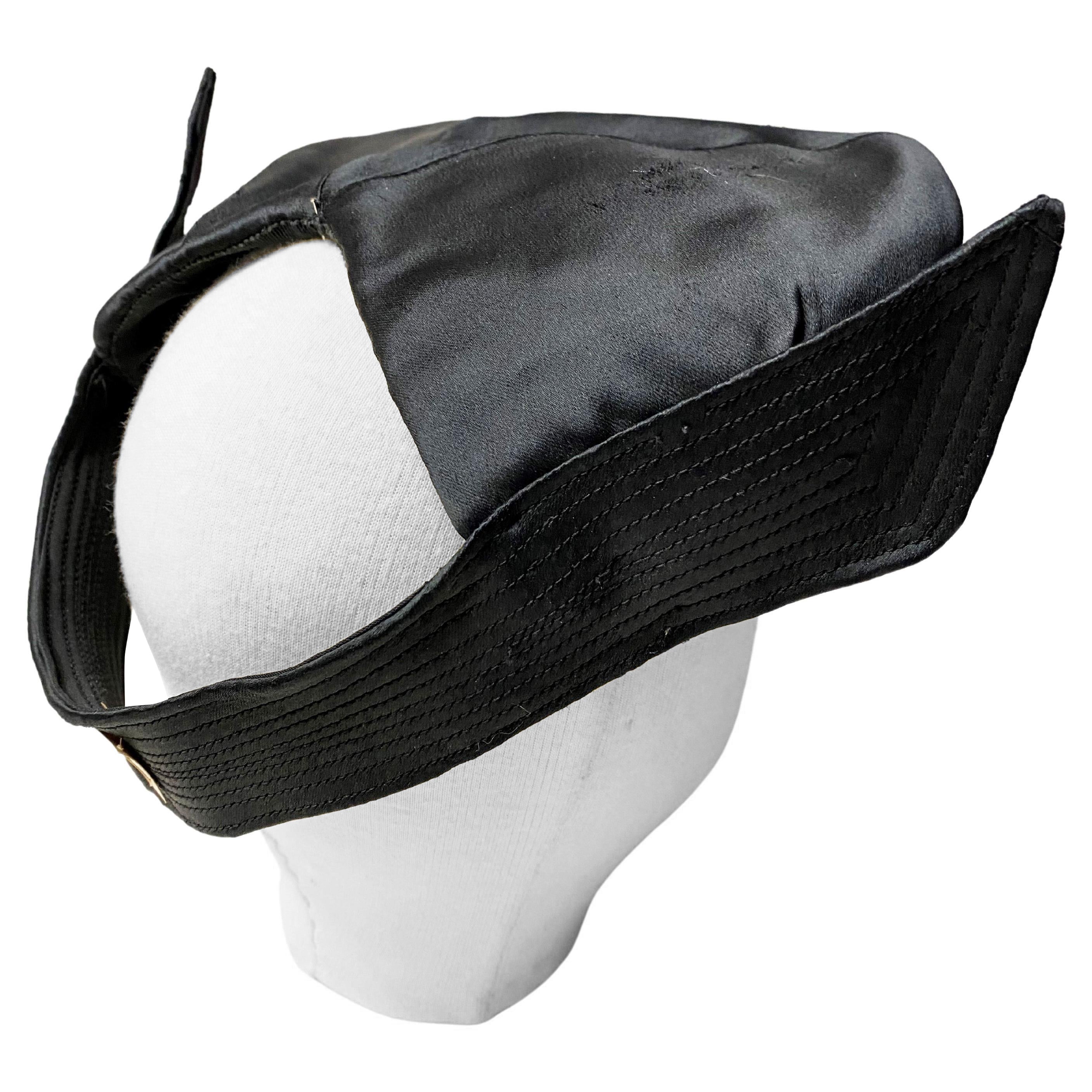 Berretto da donna in raso nero con ali cucite - Francia Circa 1945 in vendita