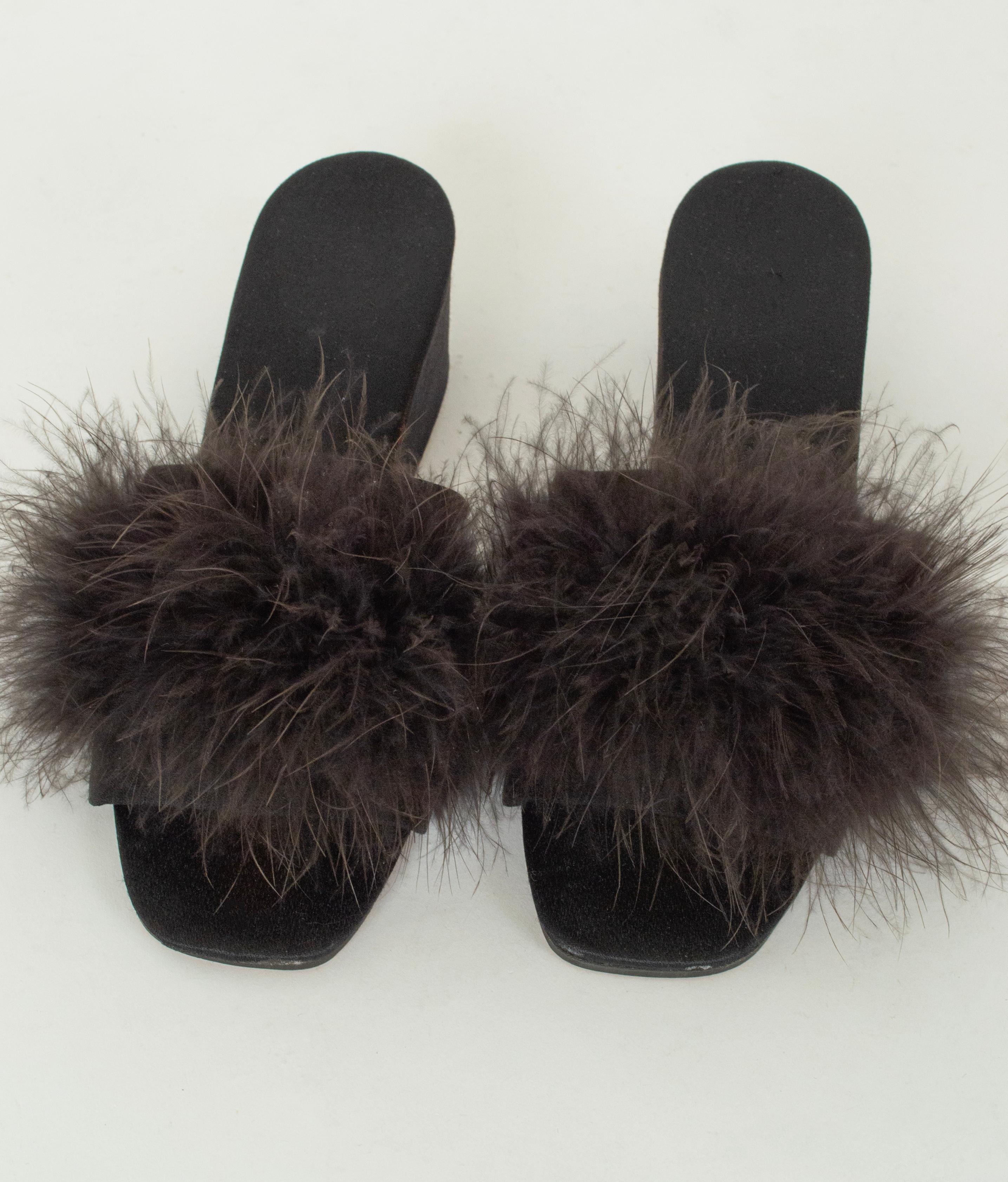 Mules à talons compensés en satin noir Marabou Pouf Boudoir - 5 A, 1950s Bon état - En vente à Tucson, AZ
