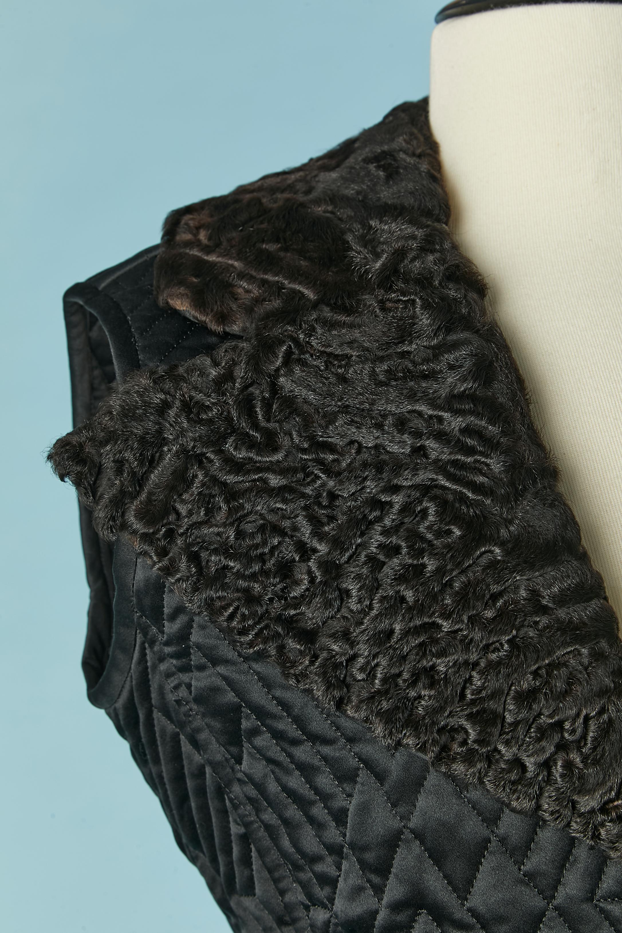 Black satin quilted vest with fur collar Valentino Boutique In Excellent Condition For Sale In Saint-Ouen-Sur-Seine, FR