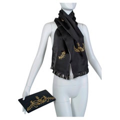 Foulard di raso nero e pochette da sera abbinata con ricami dorati - 53", anni 
50