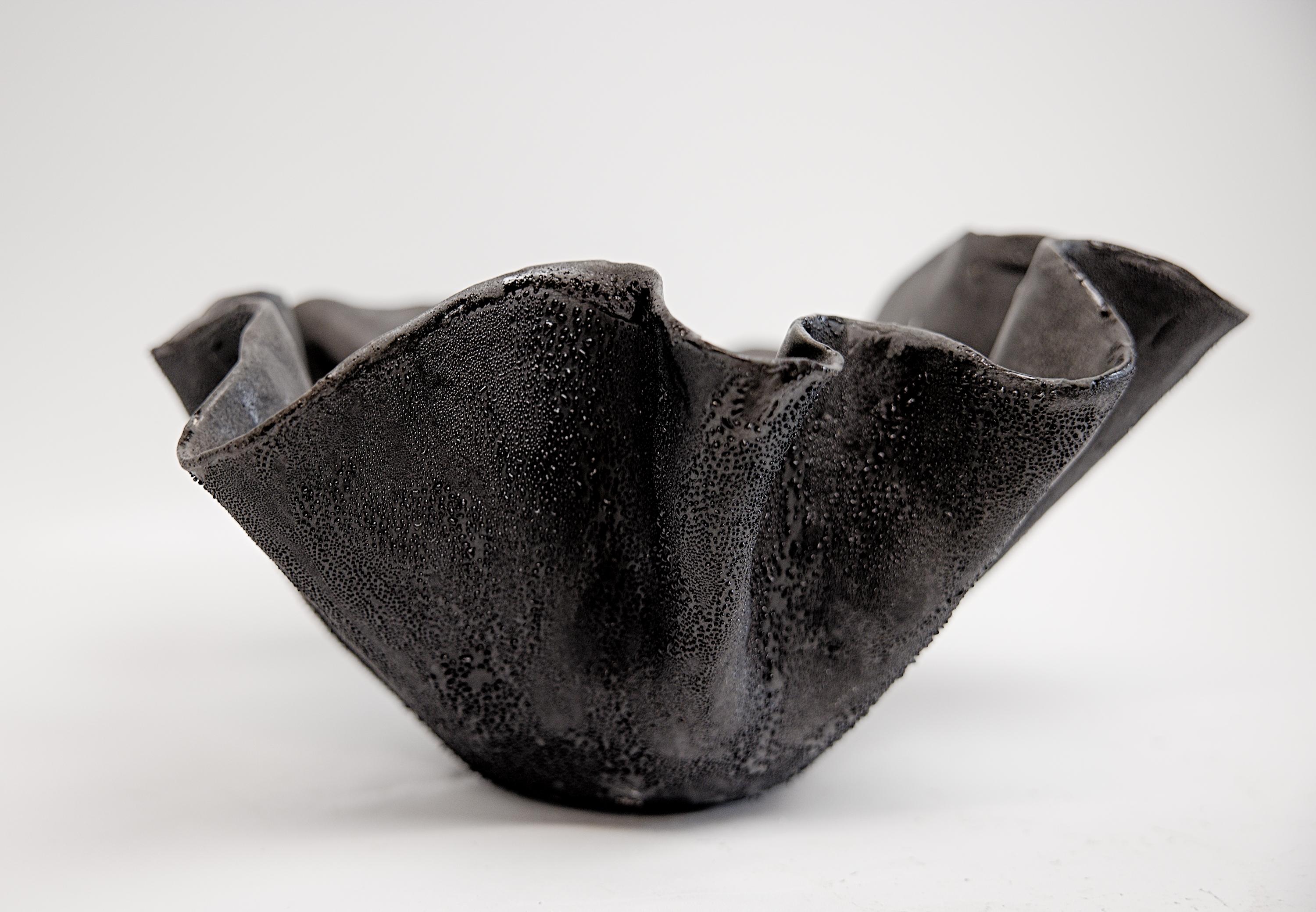 Descubre la belleza incomparable del Negro libre  Forma cuenco. Peso muy ligero
8 alto  en los Estudios Shine. Este jarrón o cuenco de cerámica hecho a mano para diseño de interiores muestra una asombrosa mezcla de esmaltes texturizados, creando una