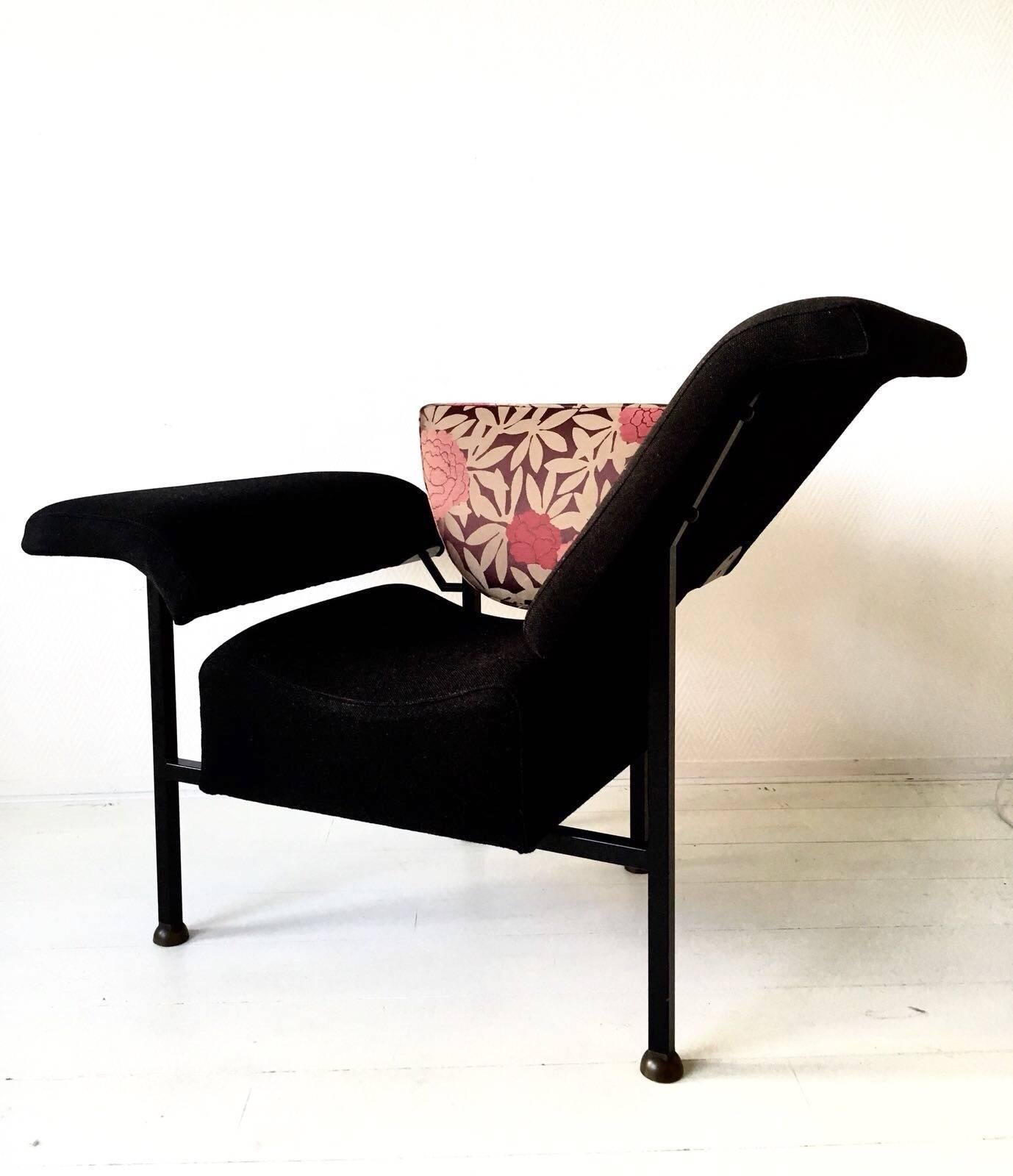Wonderful Dutch design which name and form refer to a Tulip. Into the chair, people can sit or lie down comfortably. A very modern and minimalistic piece which will draw the attention immediately.
The chair remains in a sturdy condition but shows