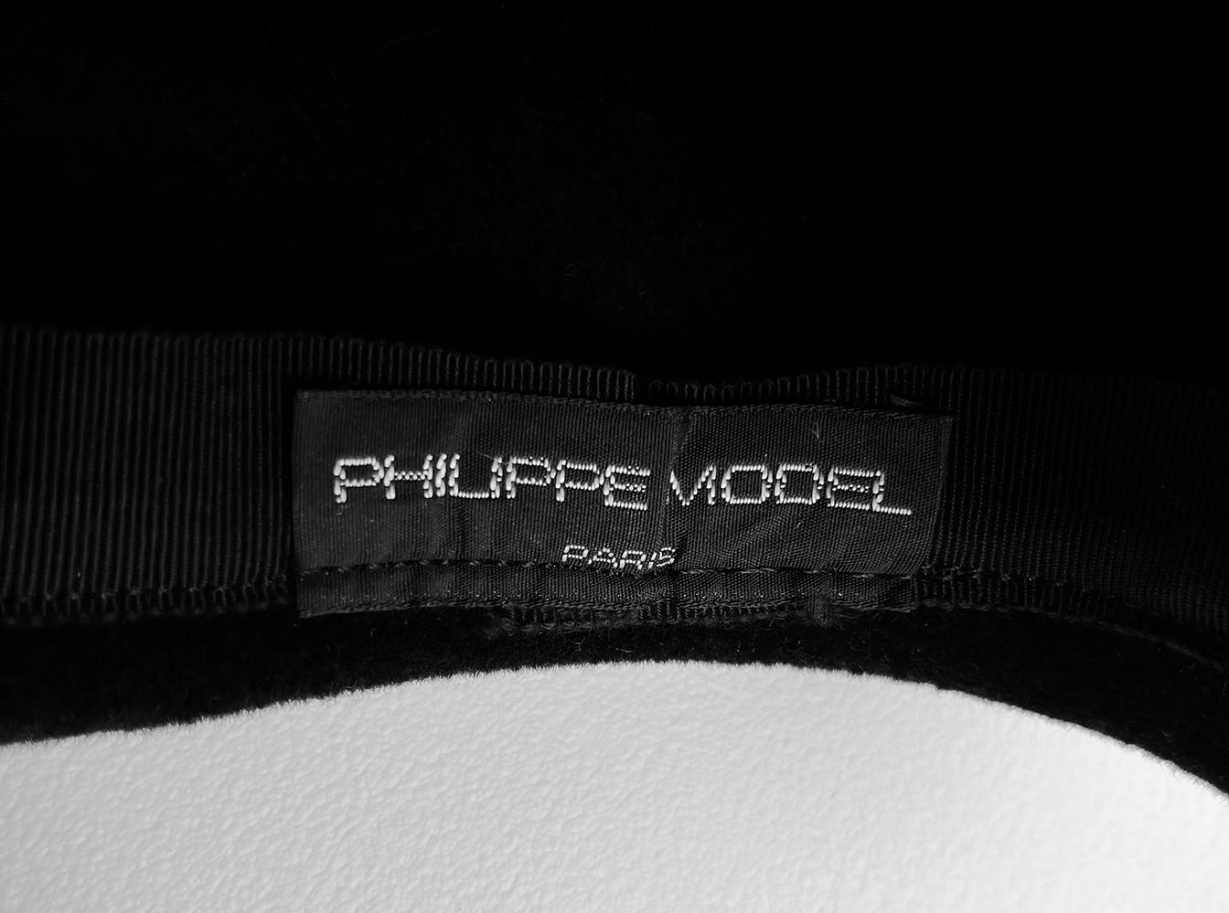 Black Sculptural Velvet Hat Philippe Model Paris Avant Garde In Excellent Condition For Sale In Berlin, BE