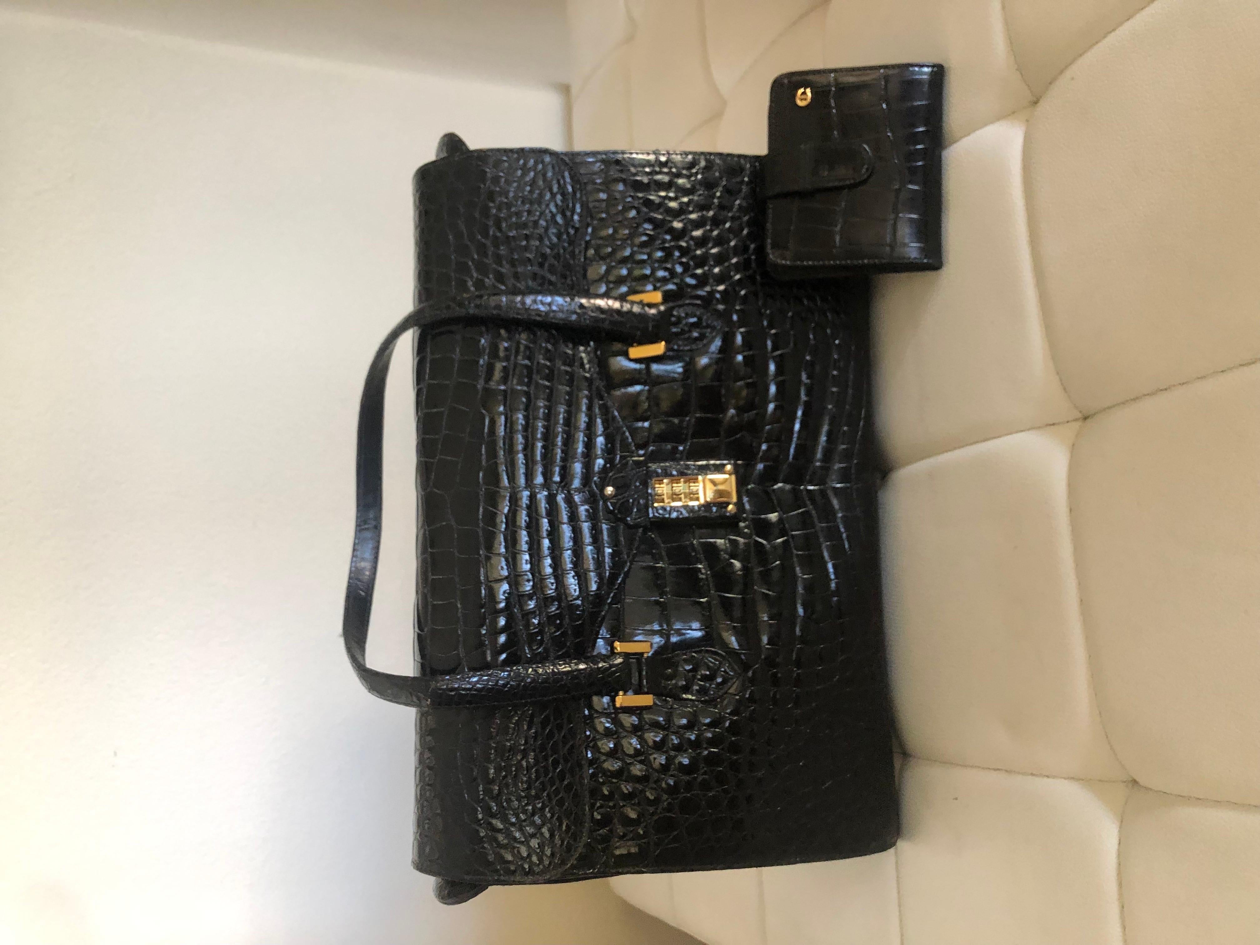 Black Sculptured Leather Handbag w/ Gold Combination Lock Alligator Look Italy In Good Condition In Palm Springs, CA