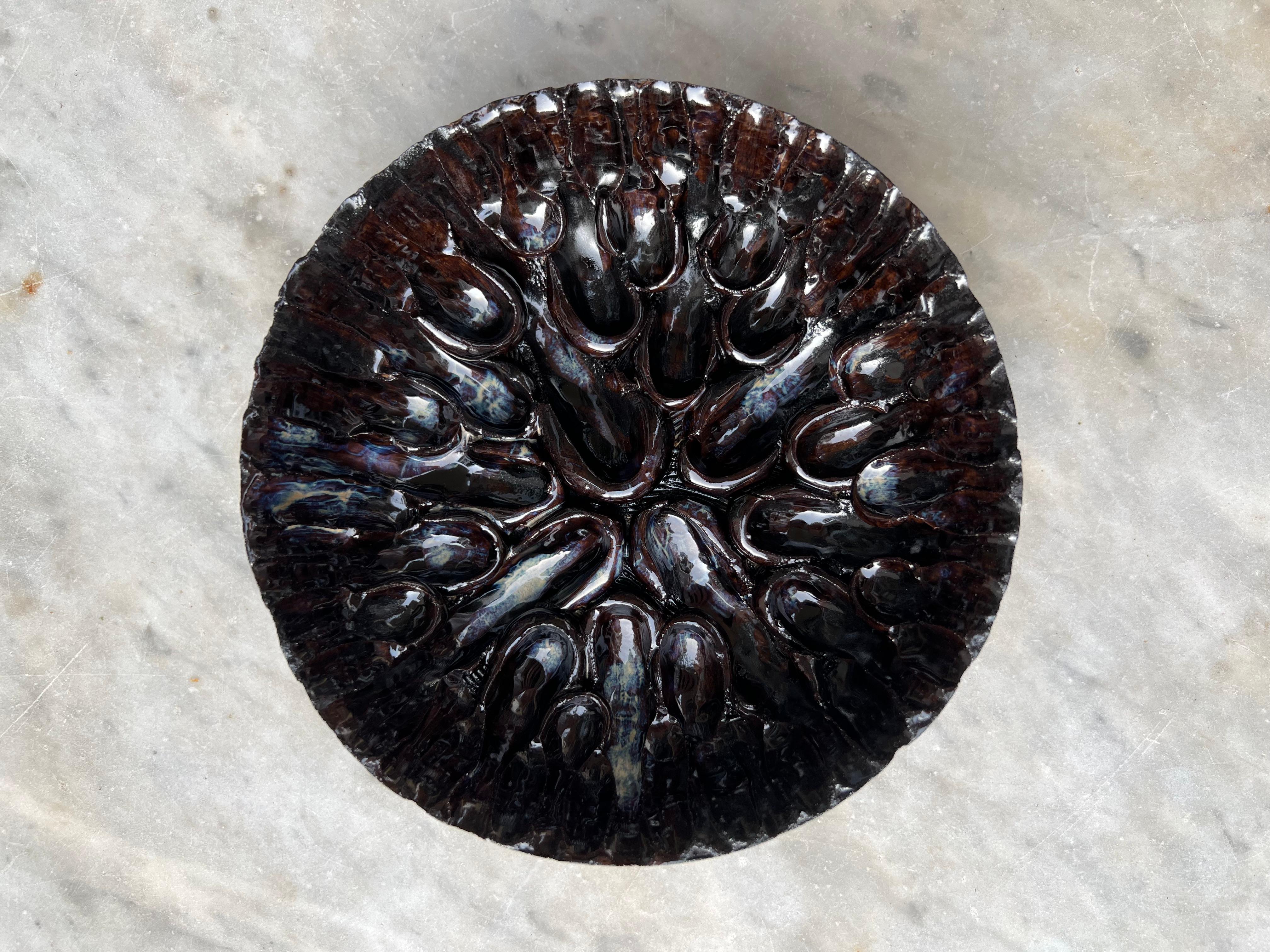 Bol de la mer Noire par Güler Elçi
Dimensions : D 16 x H 5 cm
Matériaux : Céramique en grès, glaçure alimentaire.

Güler Elçi est une artiste céramiste basée à Istanbul. À la lumière de sa carrière d'ingénieur, elle considère la céramique comme un