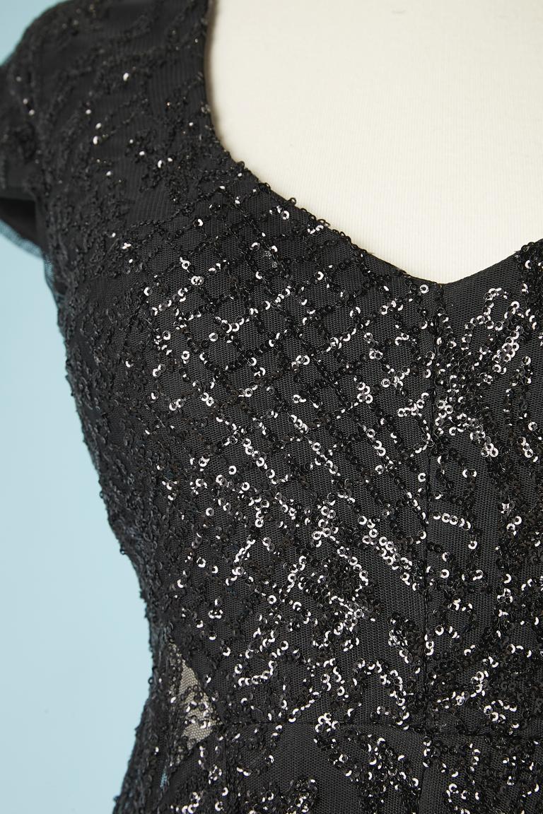 Schwarzes, durchsichtiges Abendkleid mit Paillettenstickerei auf einem Polyester-Tüll-Träger. Auf dem Rücken und an der Seite durchsichtig. Zusammensetzung des Stoffes: 95% Polyester, 5% Stretch 
GRÖSSE 