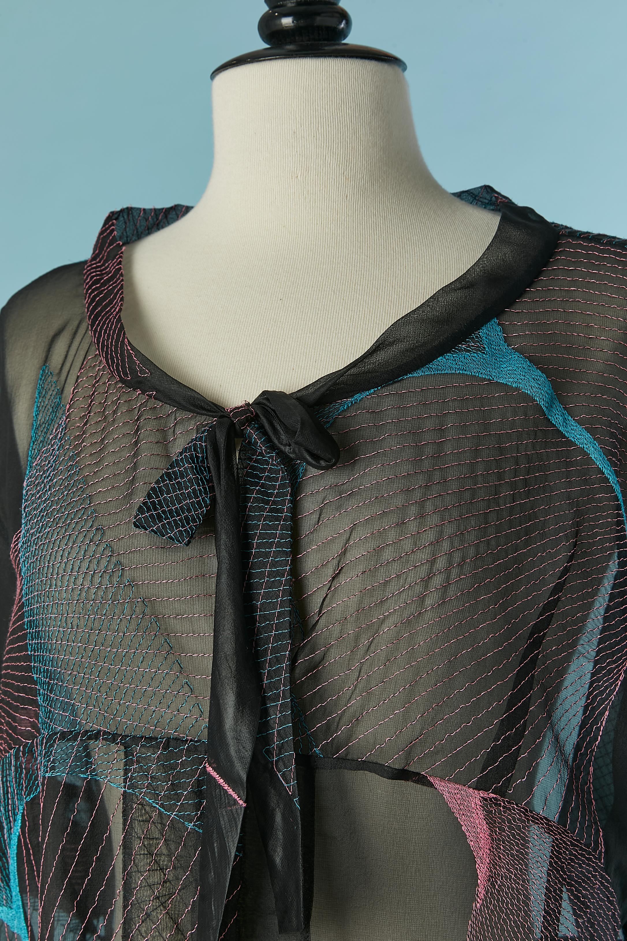 Camisa de gasa de seda negra transparente con bordados en la parte superior.Cierre con un pequeño botón y ojal en la parte delantera central + lazo. 
TALLA M/L 