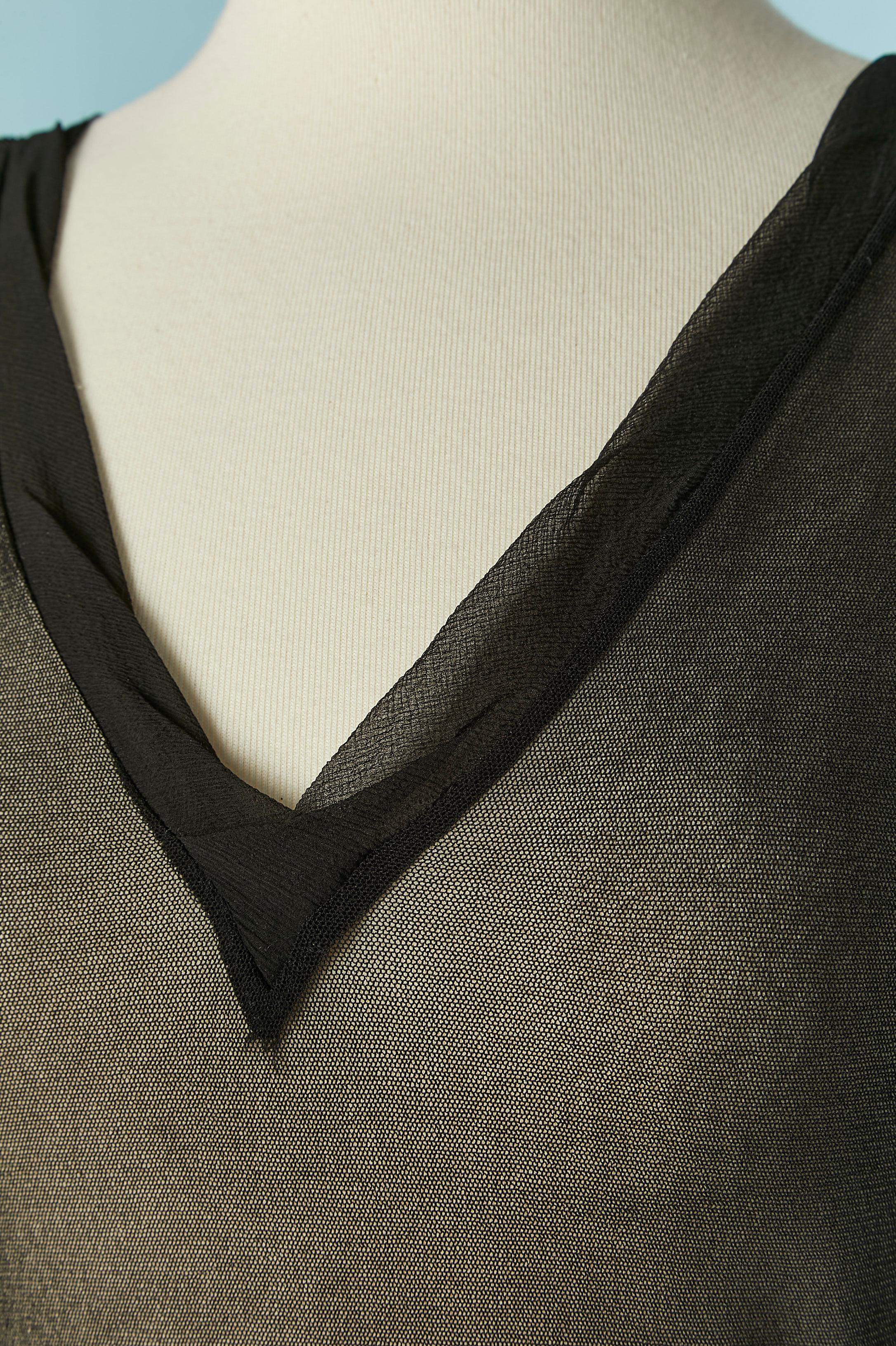 Tul elástico transparente negro. Composición del tul: 100% nailon
talla M 