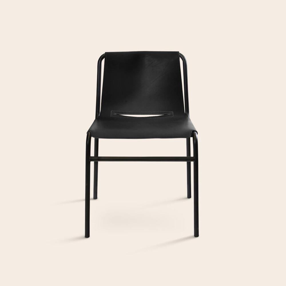 Chaise de salle à manger Black September par OxDenmarq
Dimensions : D 54 x L 48 x H 80 cm
MATERIAL : Cuir, acier revêtu de poudre noire
Également disponible : Différentes couleurs disponibles,

OX DENMARQ est une marque de design danoise qui aspire