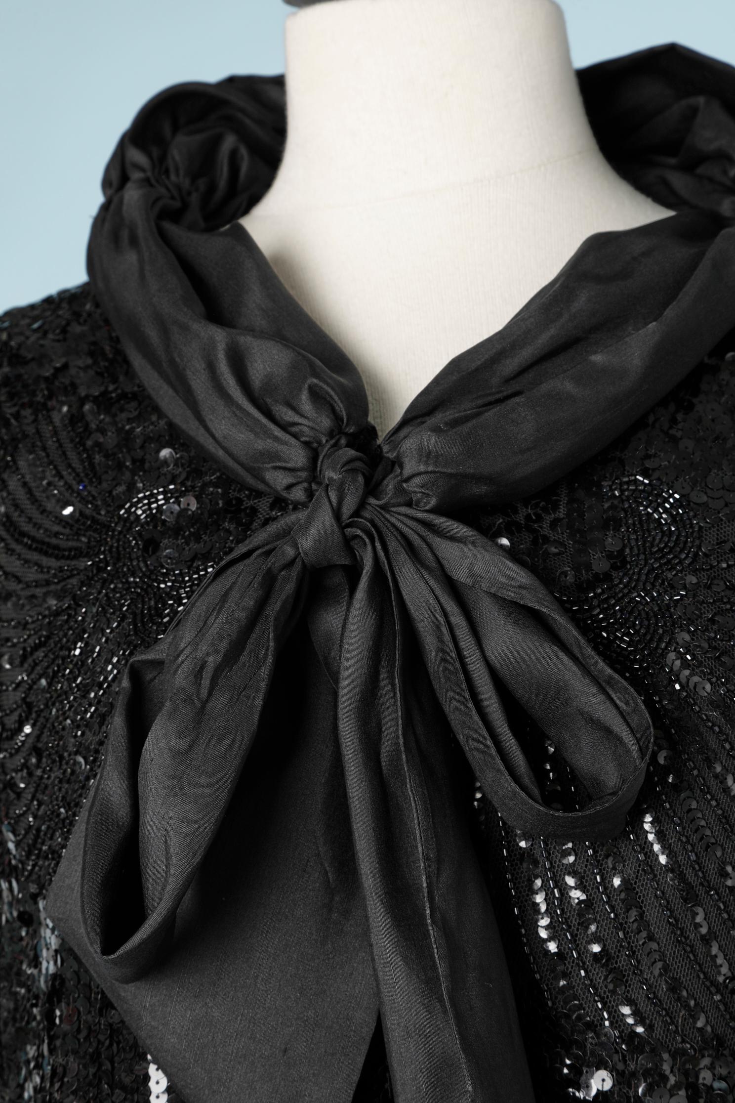 Manteau Opéra noir en paillettes et perles avec doublure en soie brute et nœud. 
TAILLE : L 