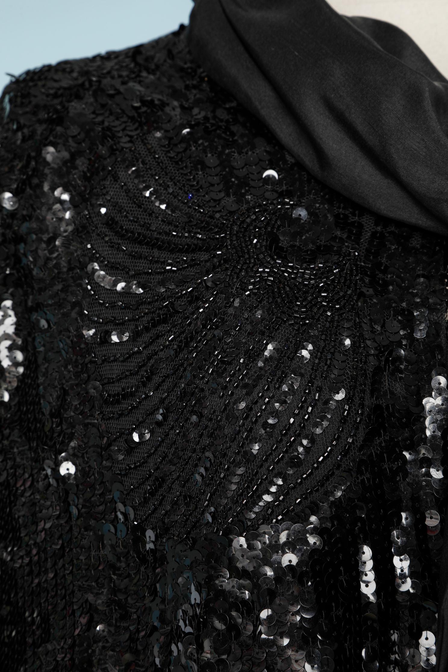 Noir Manteau Opra noir à paillettes et perles avec doublure et nœud en soie brute  en vente