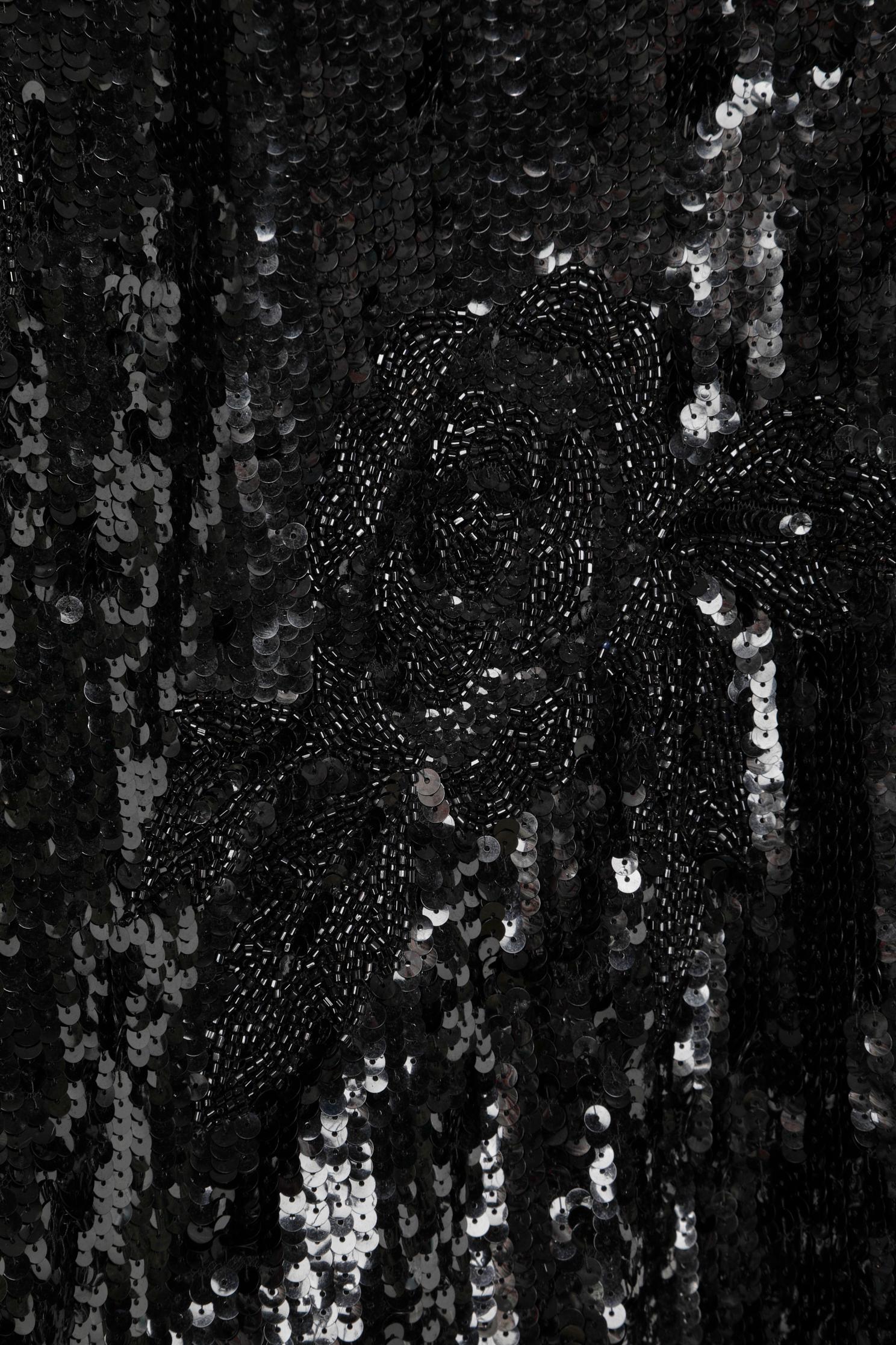 Manteau Opra noir à paillettes et perles avec doublure et nœud en soie brute  Excellent état - En vente à Saint-Ouen-Sur-Seine, FR