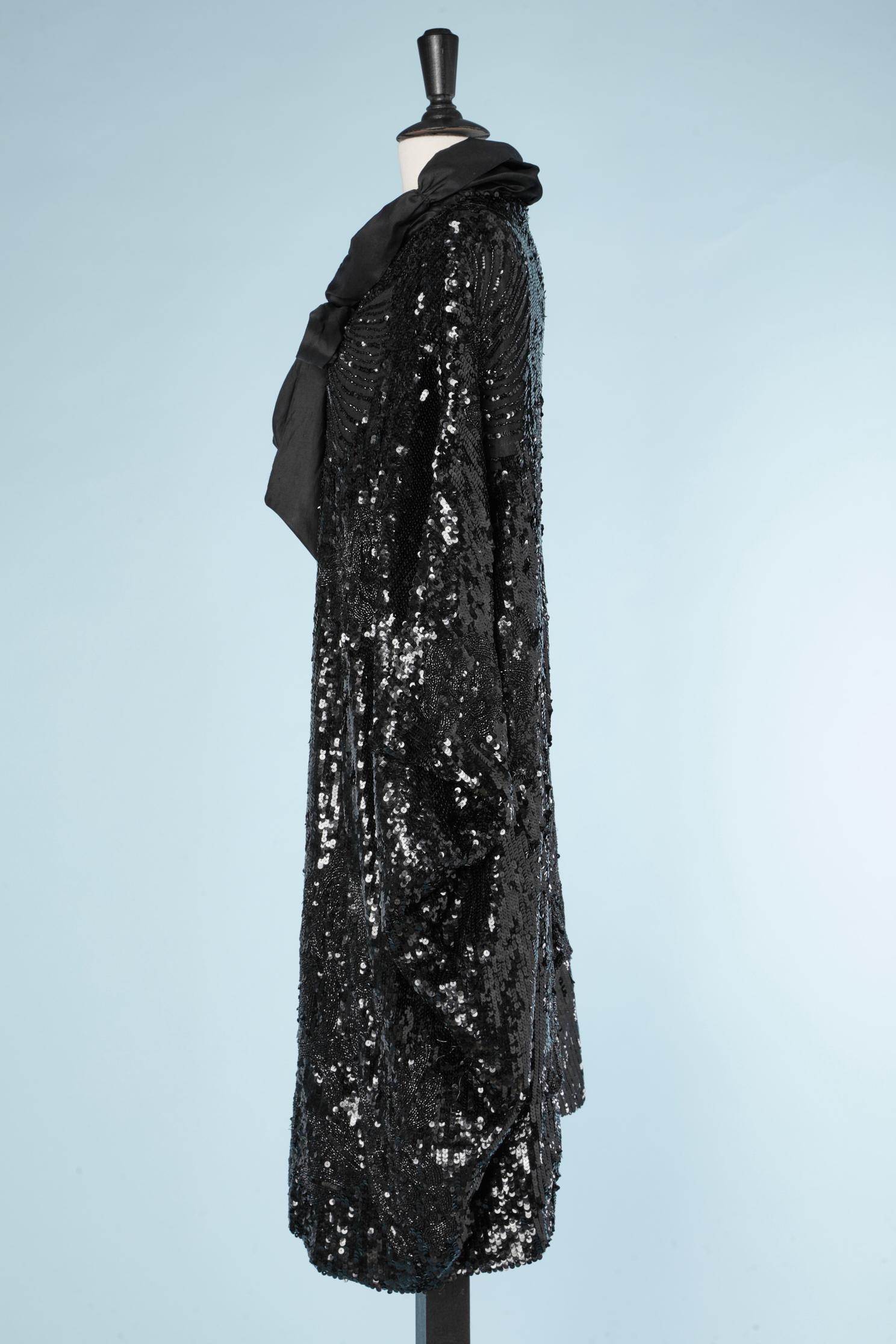 Black sequin and beads Opéra coat with raw silk lining and bow  In Excellent Condition For Sale In Saint-Ouen-Sur-Seine, FR